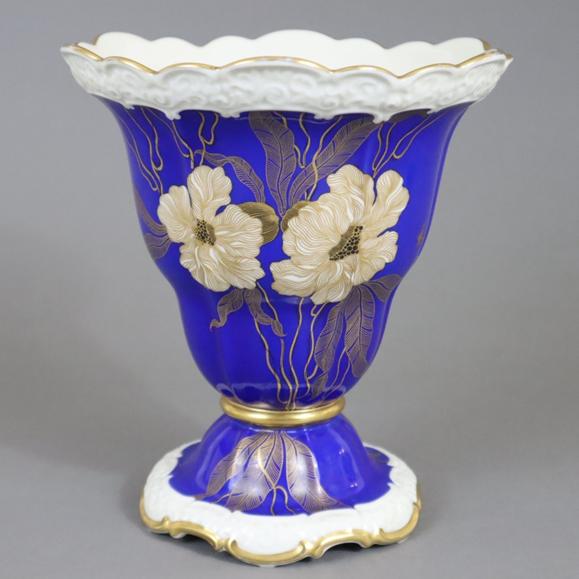 Konvolut Rosenthal - Porzellan, Blumenmalerei in Gold auf partiell blauem Fond, 1x Fußvase mit reli - Bild 2 aus 10