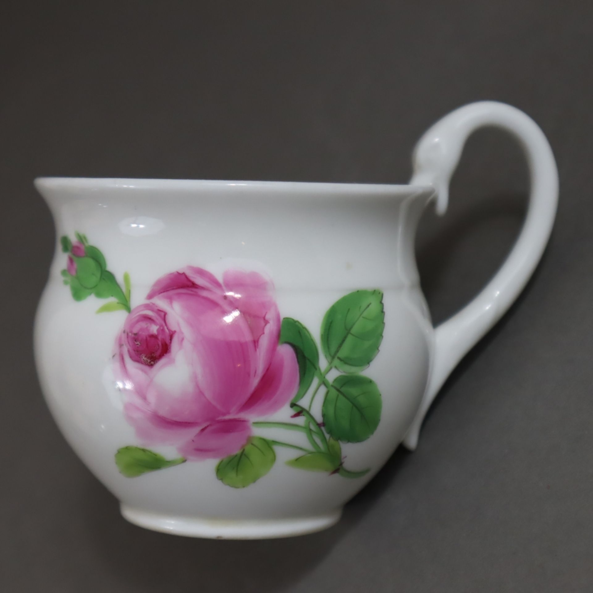 Schwanenhalstasse mit UT - Meissen, Porzellan, polychrom bemalt mit "Rote Rose"-Dekor, jeweils unte - Bild 2 aus 4