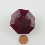 Großer facettierter Rubin - ca. 401ct,, ca.41x42x24mm, mit Ze | 401ct Fancy Shape Ruby Gemstone Cer