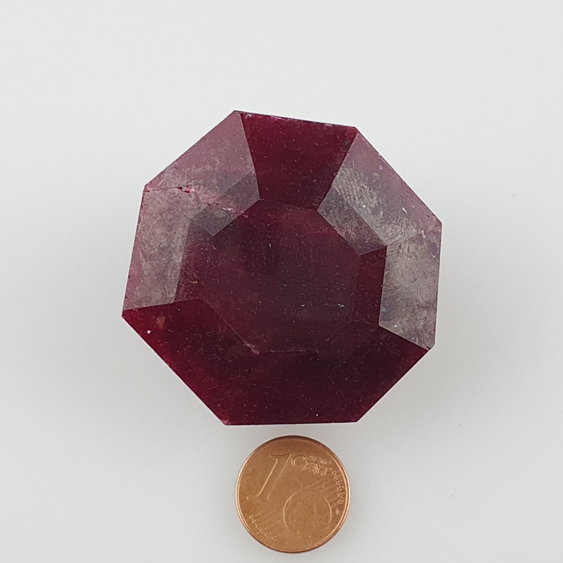 Großer facettierter Rubin - ca. 401ct,, ca.41x42x24mm, mit Ze | 401ct Fancy Shape Ruby Gemstone Cer