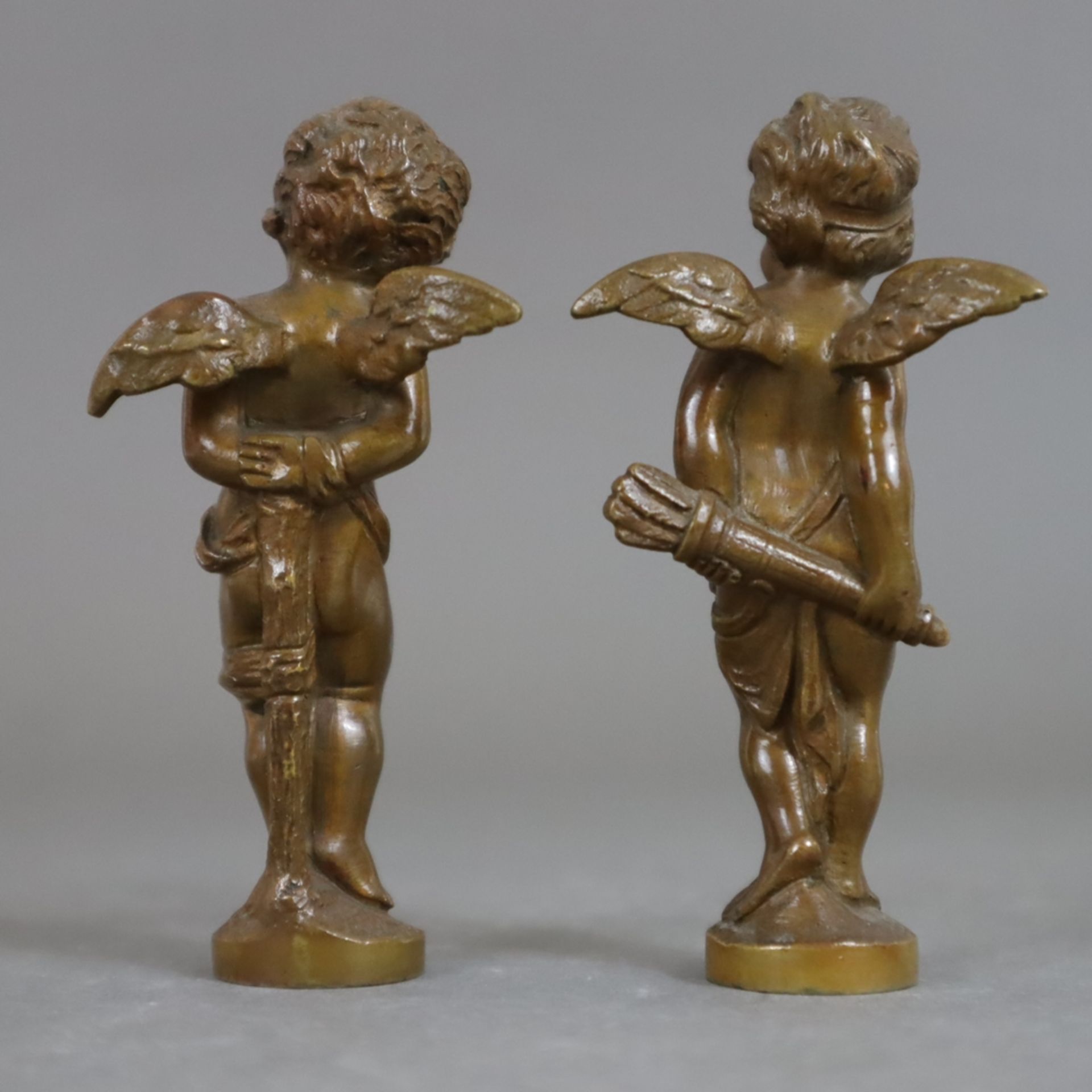 Paar Amoretten - Bronze, braun patiniert, jeweils vollplastische Darstellung eines geflügelten Knab - Image 2 of 5