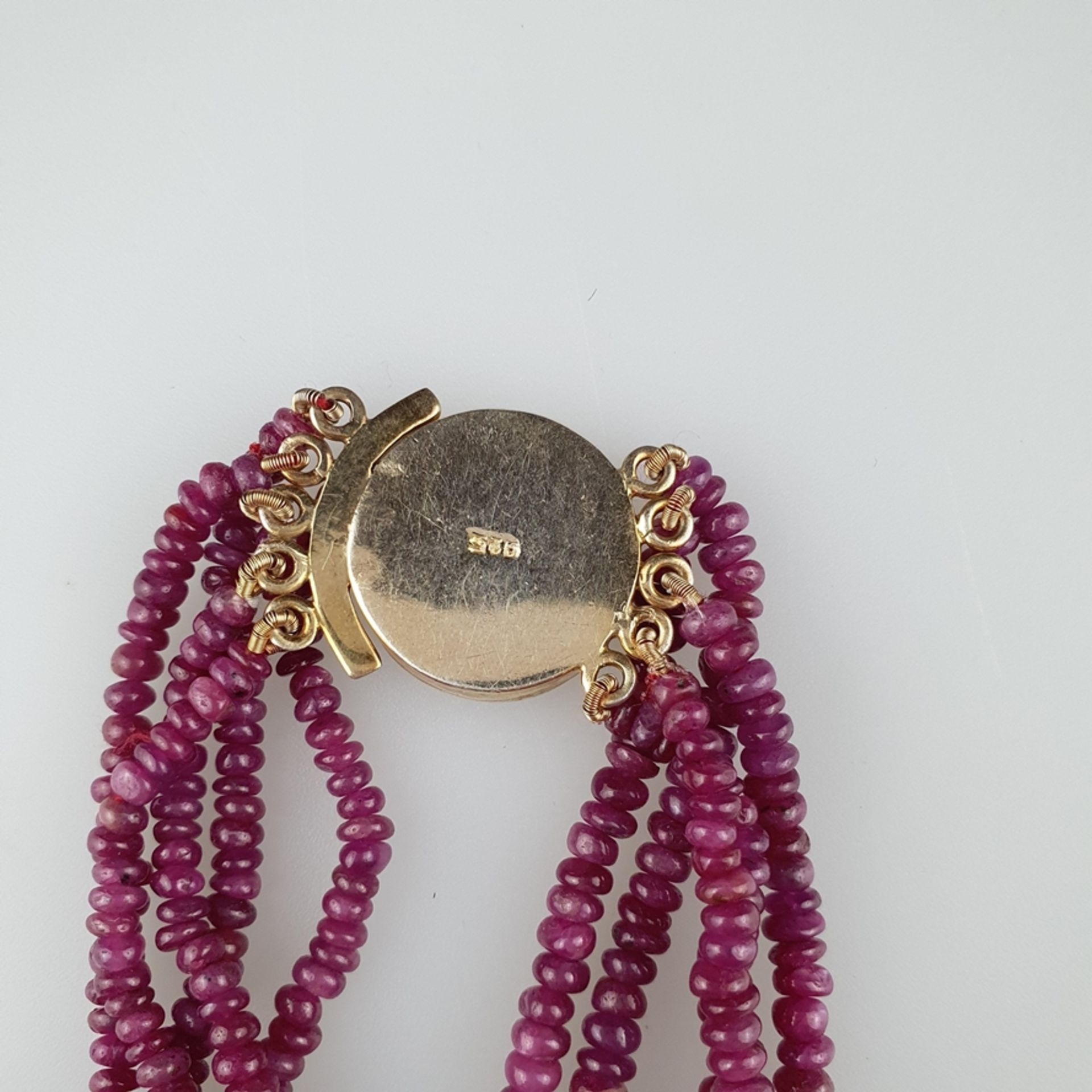 Fünfreihiges Rubin-Collier - Rubin-Rondelle, zusamme | 440cts Five row ruby gemstone necklace with - Image 4 of 5