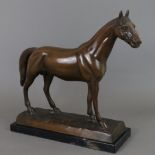 Tierplastik "Pferd" - Bronze, braun patiniert, vollplastische Darstellung eines stehenden Pferdes,