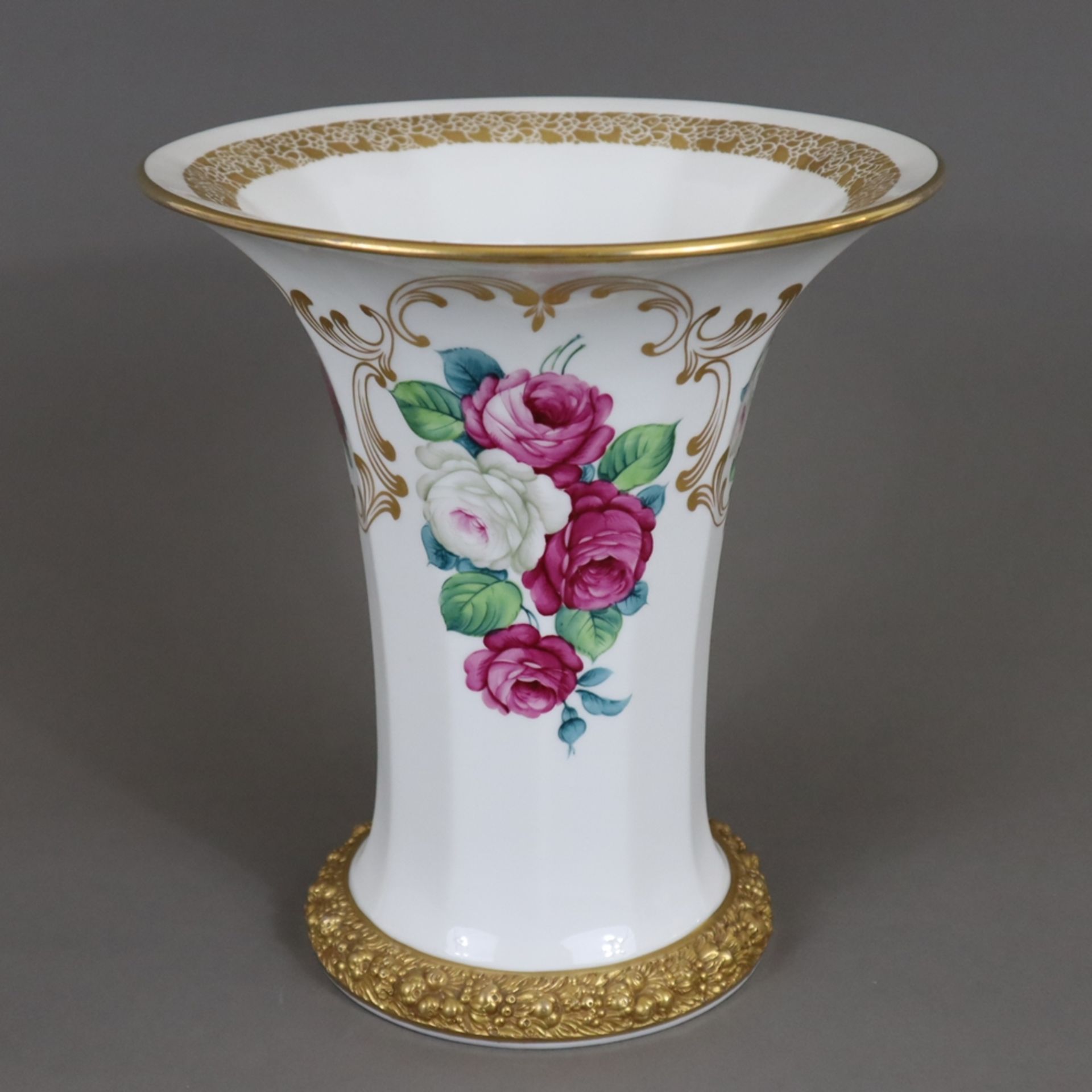 Vase - Rosenthal, Entw.: Philipp Rosenthal (1914), Form: Maria, Porzellan, Trichterform mit mehrkan