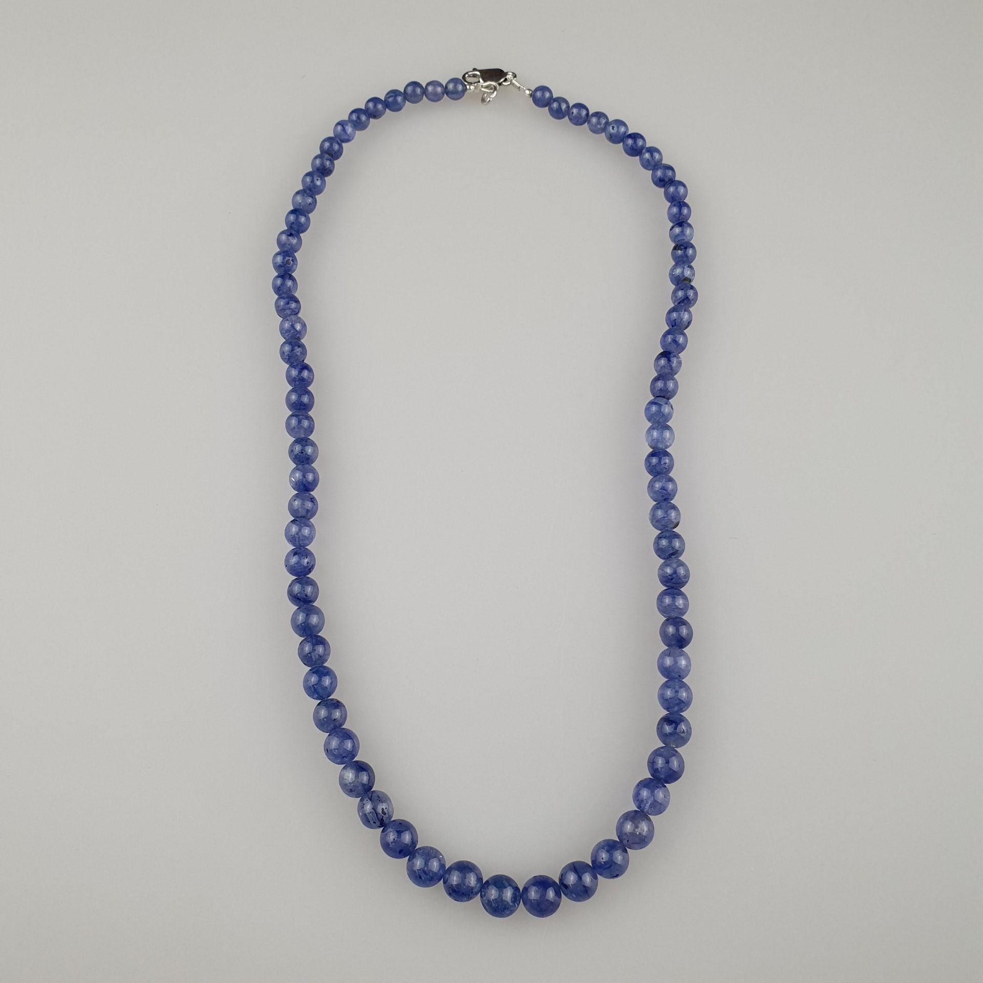 Saphir-Halskette - im Verlauf angeordnet, zusammen ca.190 | 190cts cabochon blue sapphire gemstone