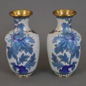 Paar Cloisonné-Vasen - Balusterform, Metall, farbiger Cloisonné-Dekor mit Blumen, blühenden Baumzwe