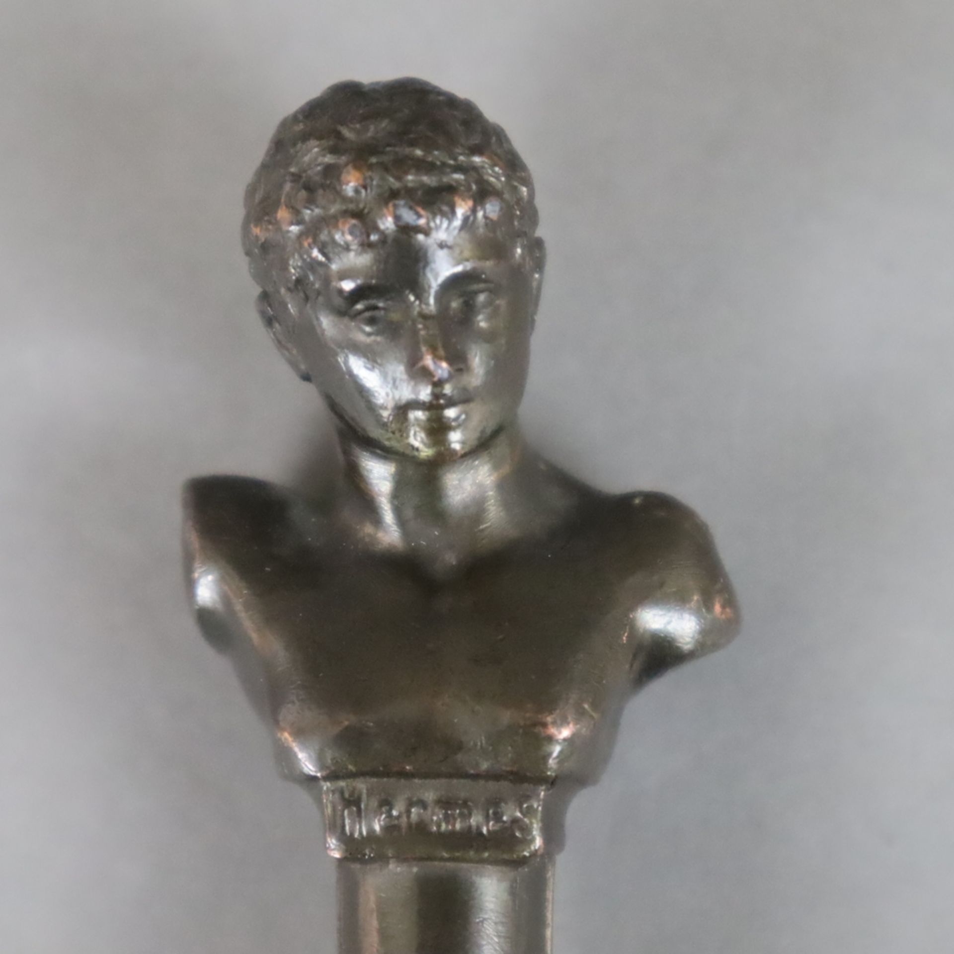 Figürliche Petschaft "Hermes" - Metallguss, bronziert, Hermes-Büste auf Säulensockel, im Boden Mono - Image 3 of 5