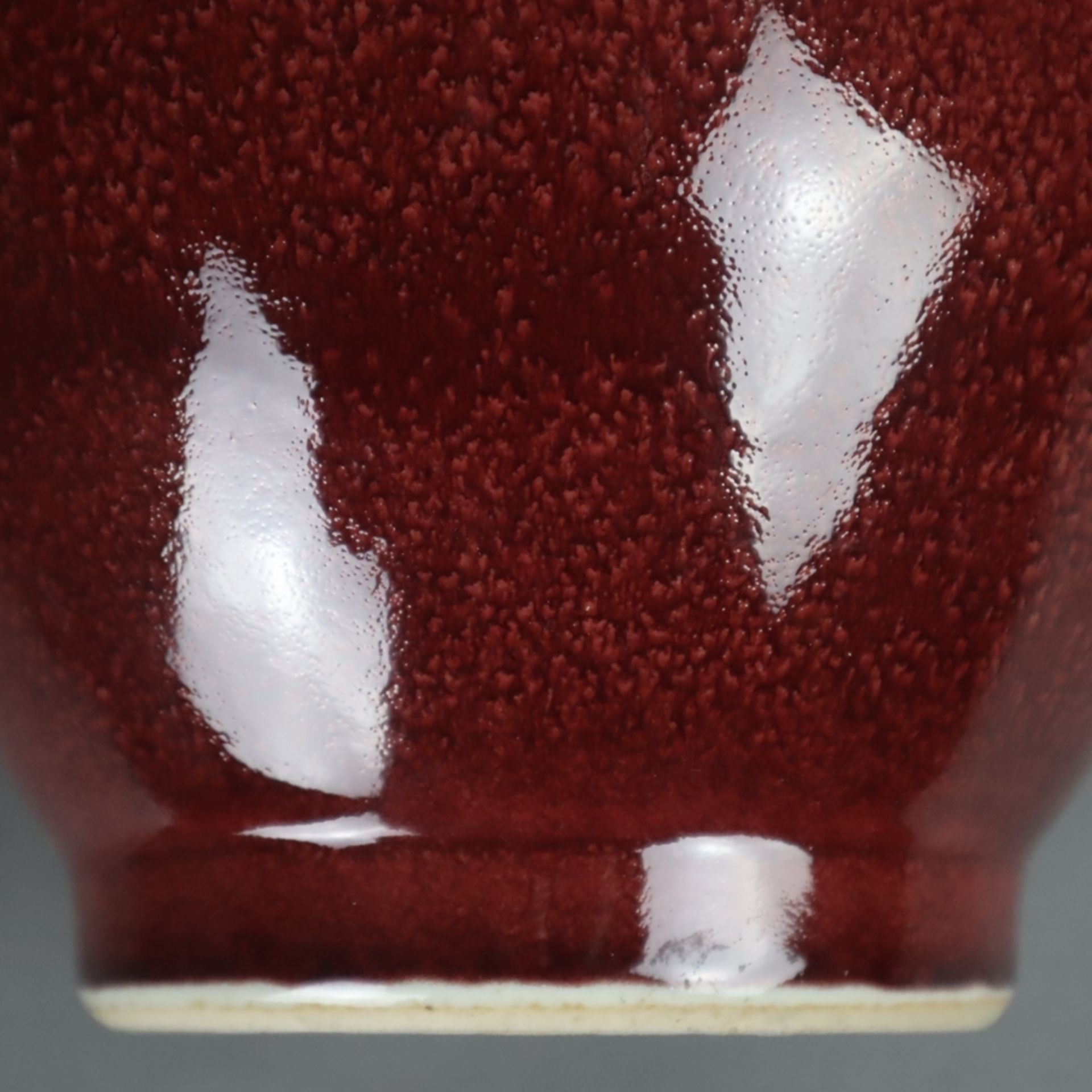 Schwere Flaschenvase - China, gebauchte Wandung mit konisch zulaufender Mündung, Ochsenblutglasur, - Bild 4 aus 5