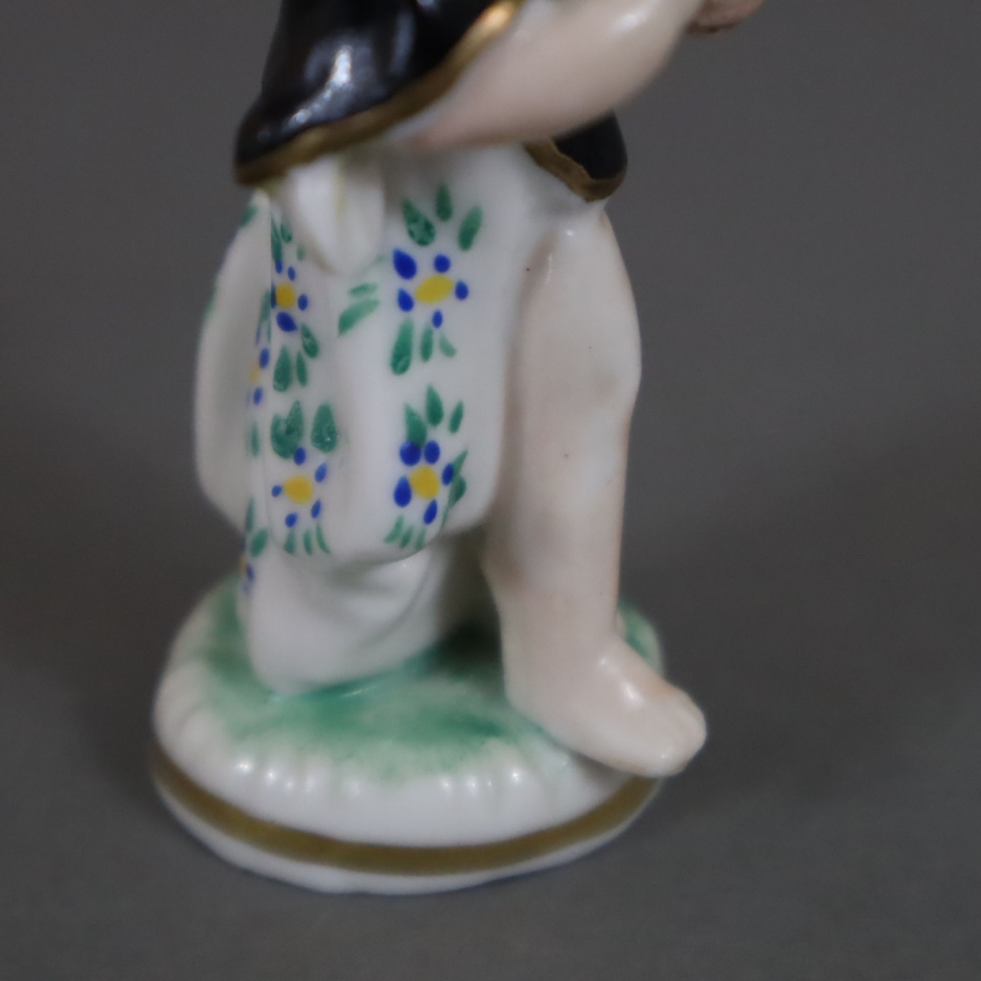 Allegorie auf den Herbst - Porzellan, farbig -und goldstaffiert, kleine Figurine mit Weinreben im H - Bild 3 aus 7