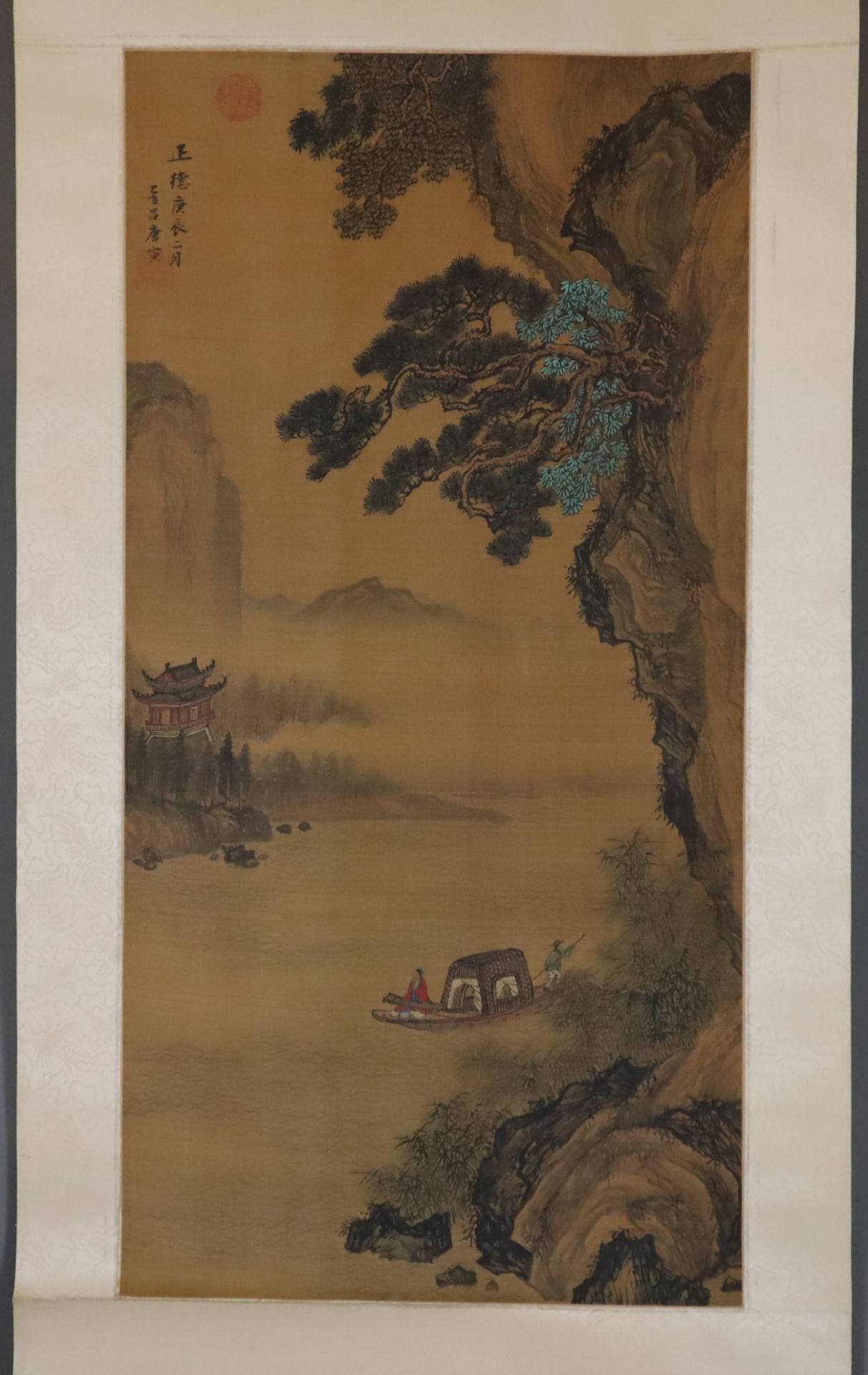 Chinesisches Rollbild - Stimmungsvolle Flusslandschaft mit Barke, darin Guqin spielender Gelehrte,