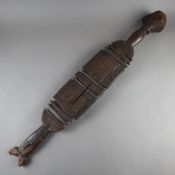 Schlagwaffe - Holz geschnitzt und mit Zierreliefs dekoriert, wohl Ozeanien, L.ca.75cm, Alters-und G