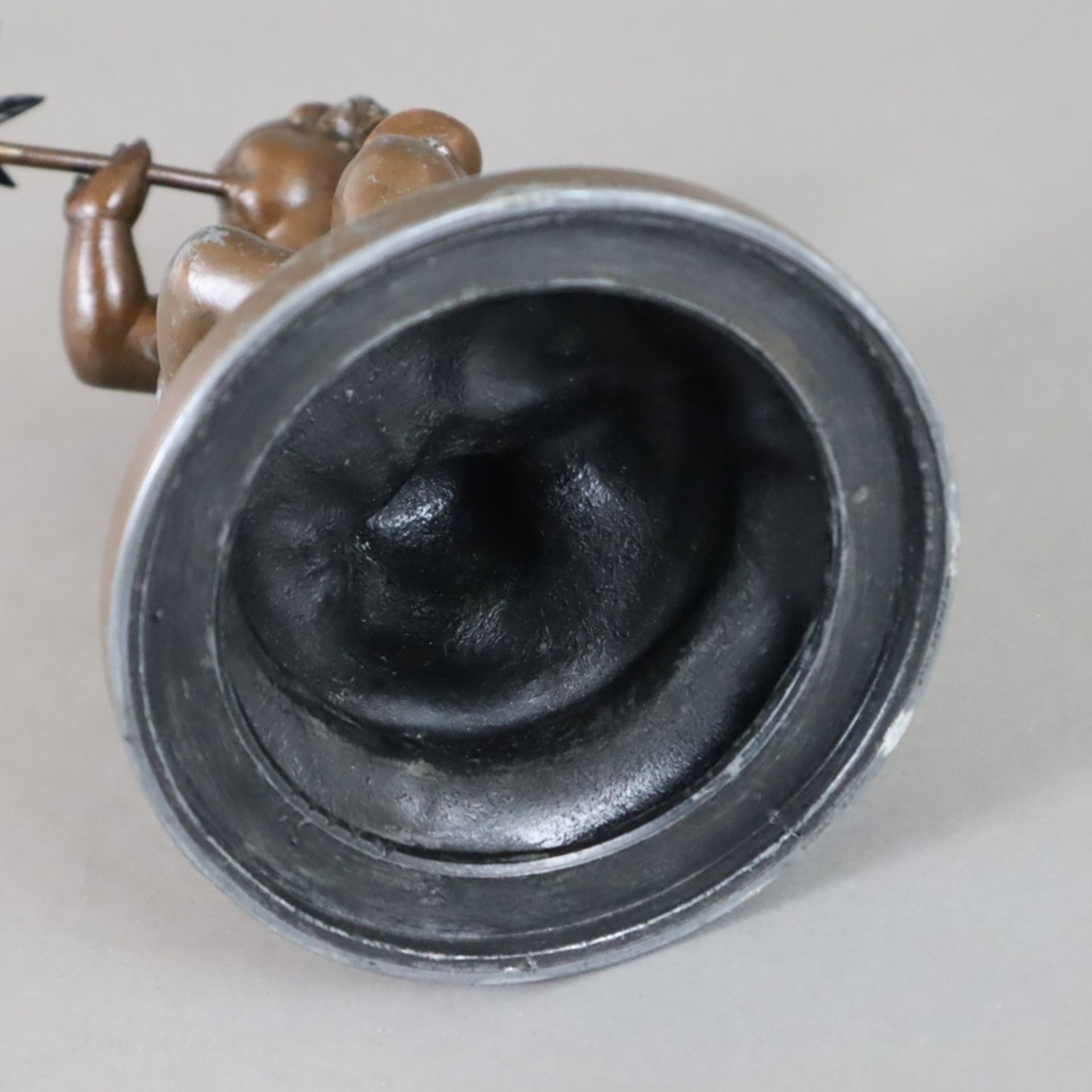 Figürliche Öllampe- 19.Jh., Metallguss, bronziert, auf Baumstumpfsockel sitzender Amor mit Pfeife, - Image 12 of 12