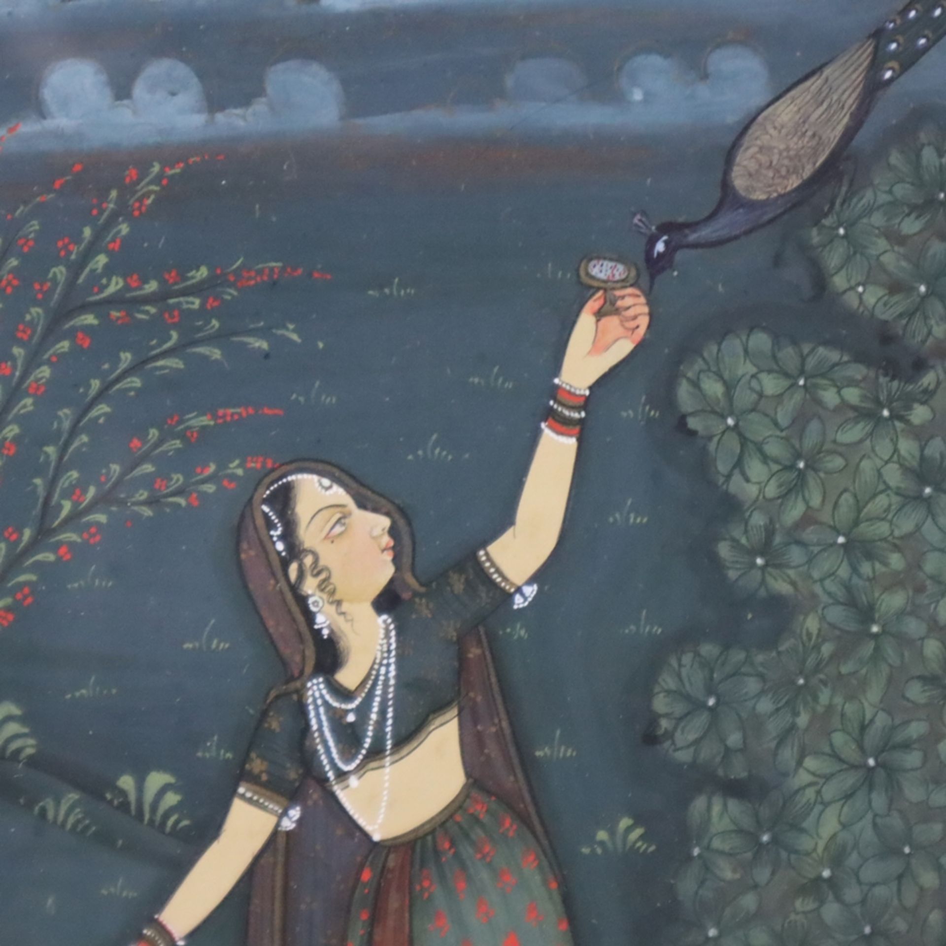 Indische Miniaturmalerei - Maharani mit Pfau im Garten, feine Gouachemalerei, Darstellung einer ind - Image 2 of 5