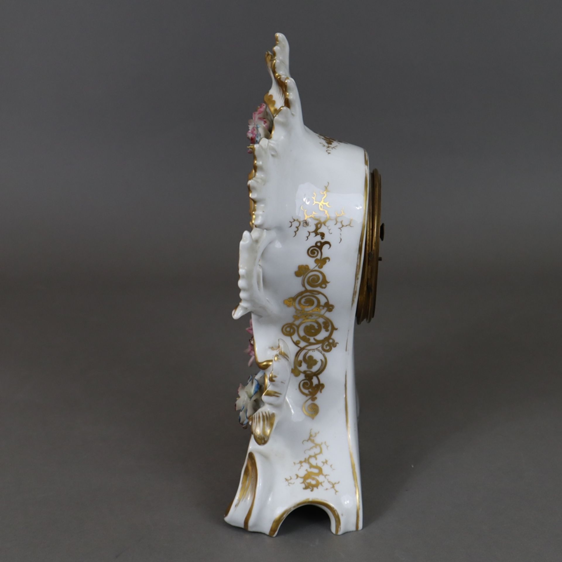 Porzellanuhr - teils durchbrochen gearbeitetes Rocaillegehäuse mit polychromer Blumenmalerei, Golds - Bild 7 aus 11