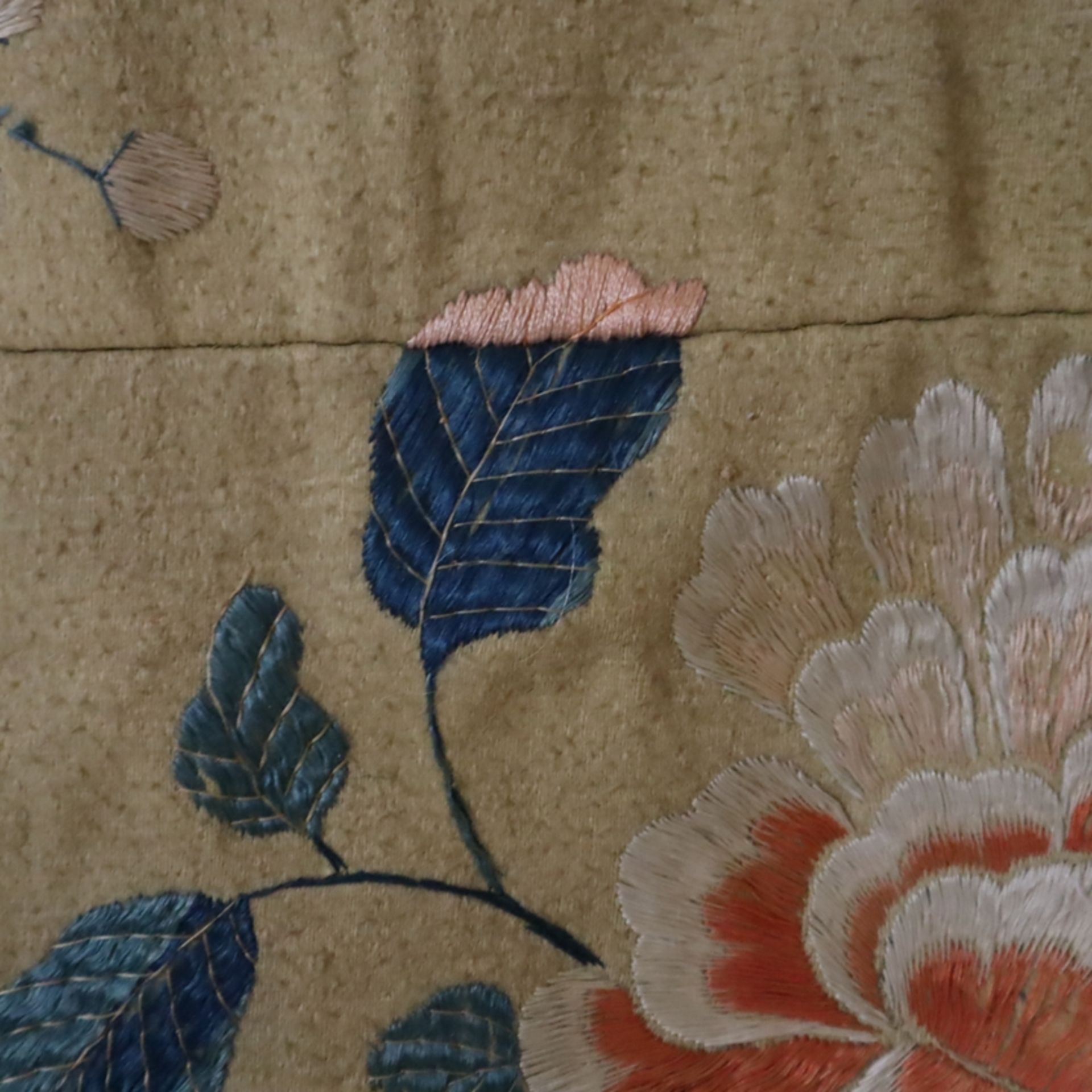 Bestickter Wandbehang - China, teils ausgehende Qing-Dynastie, sehr großes Textil bestickt mit blüh - Bild 9 aus 15