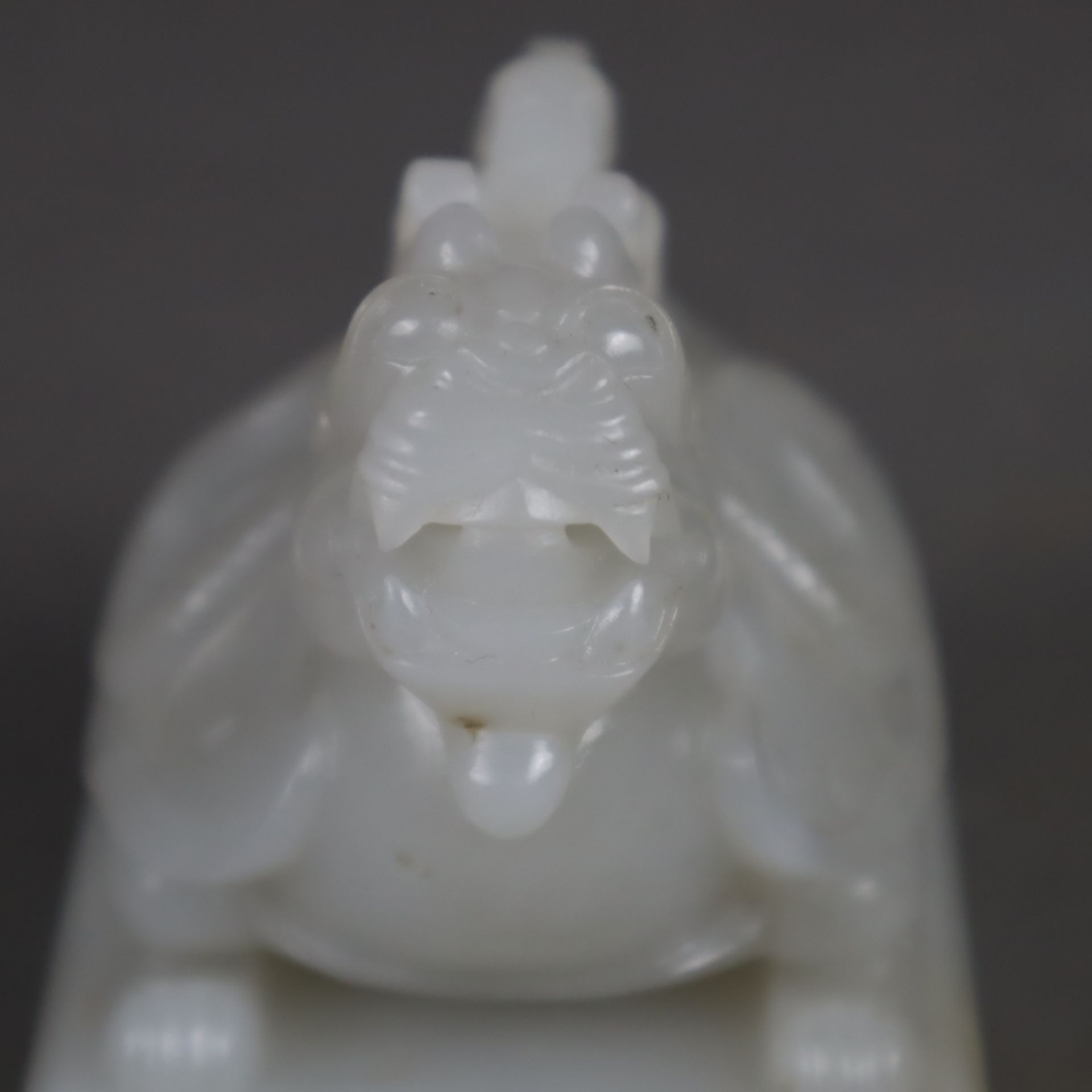Jadesiegel - China 20.Jh., fein geschnitzte gräulich-weiße Jade (1 Ecke bräunlich verfärbt), Siegel - Image 4 of 9