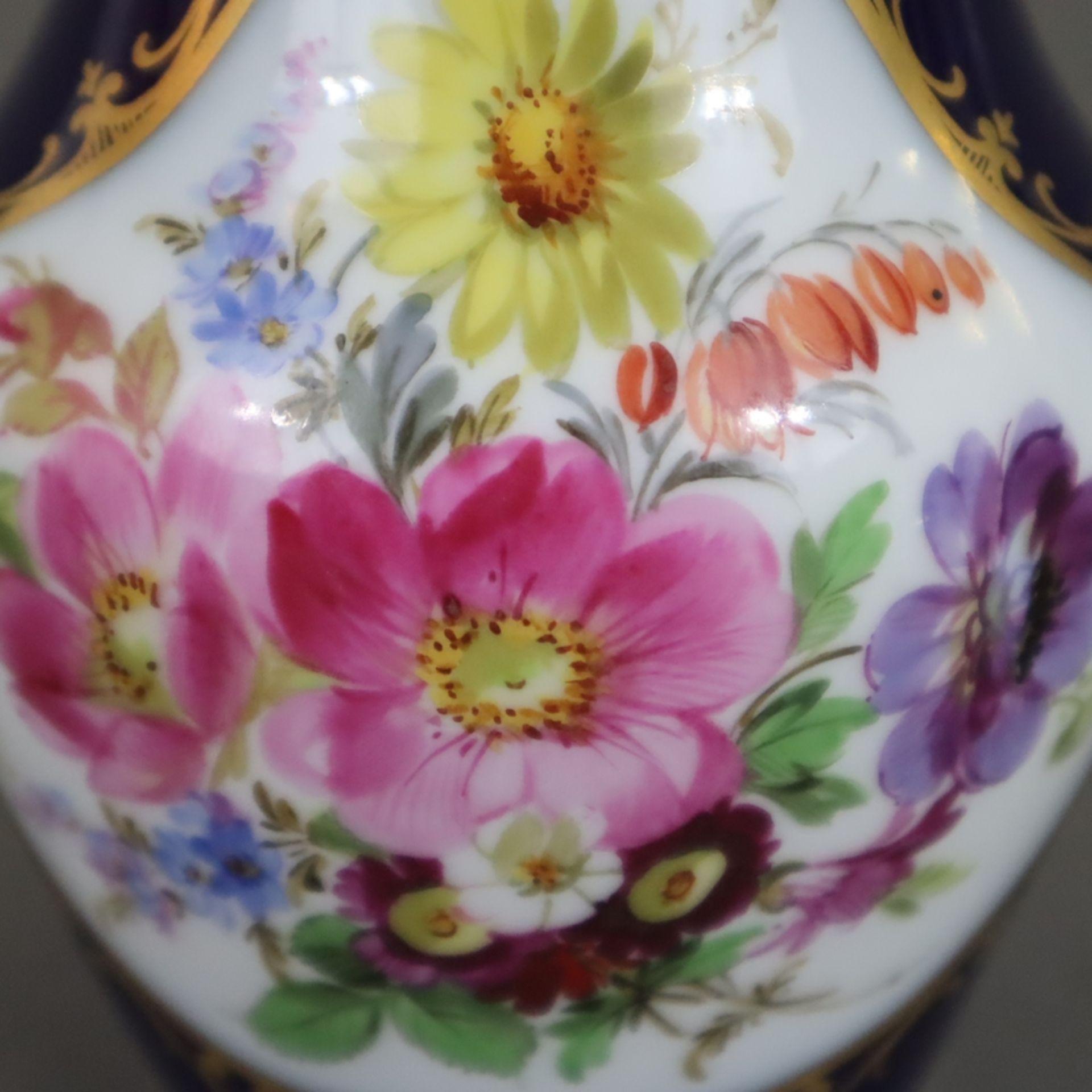 Kleine Vase - Meissen, Knaufzeit (1850-1924), Porzellan, kobaltblauer Fond, schauseitig polychrome - Bild 5 aus 8