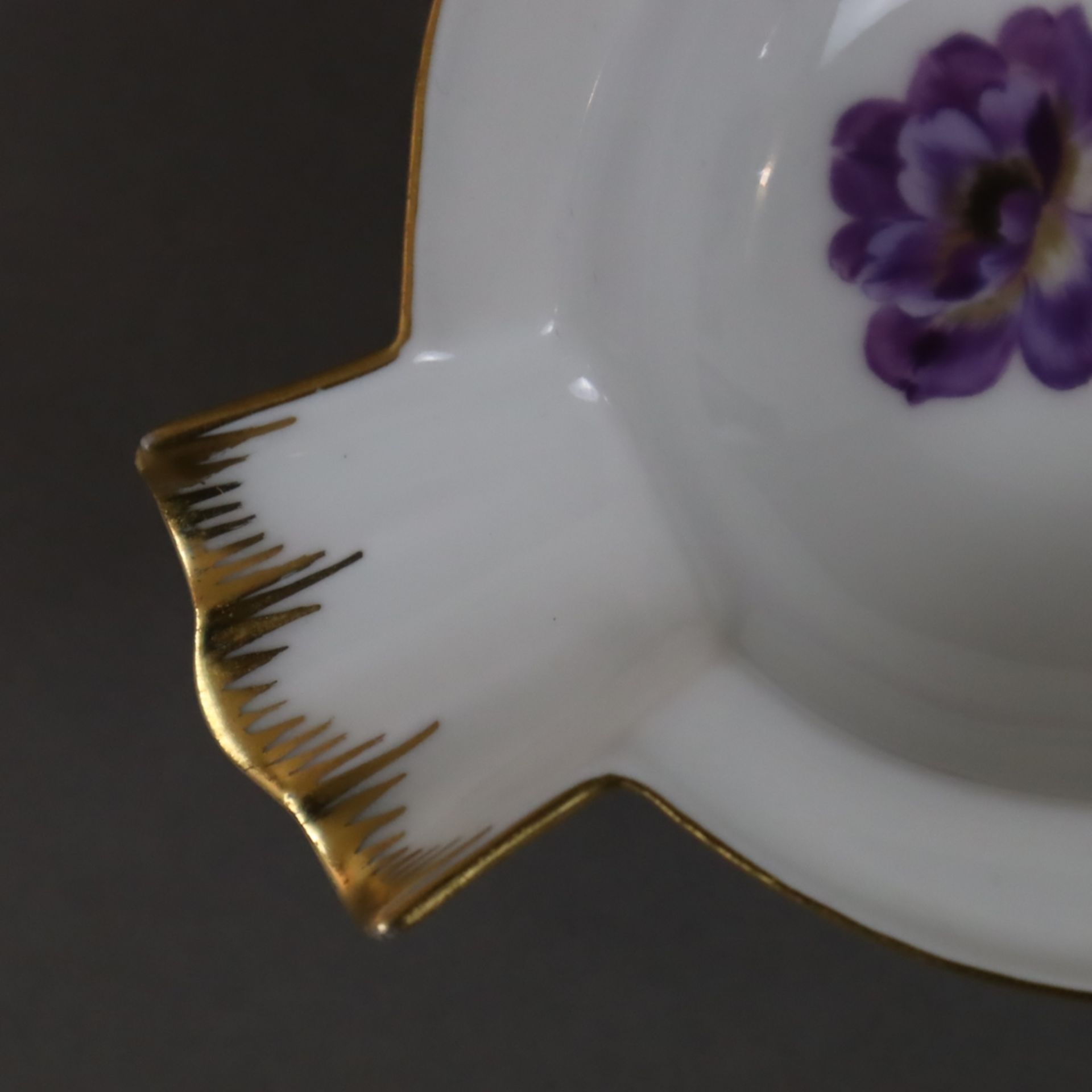 Zwei kleine Teller und Ascher - Meissen, Porzellan, polychrome Blumenmalerei, Goldränder, jeweils u - Bild 9 aus 11