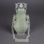 Jadevase mit Kette - China, H.ca.21cm (ohne Kette), hellgrüne transluzente Jade, flache Vase mit ho