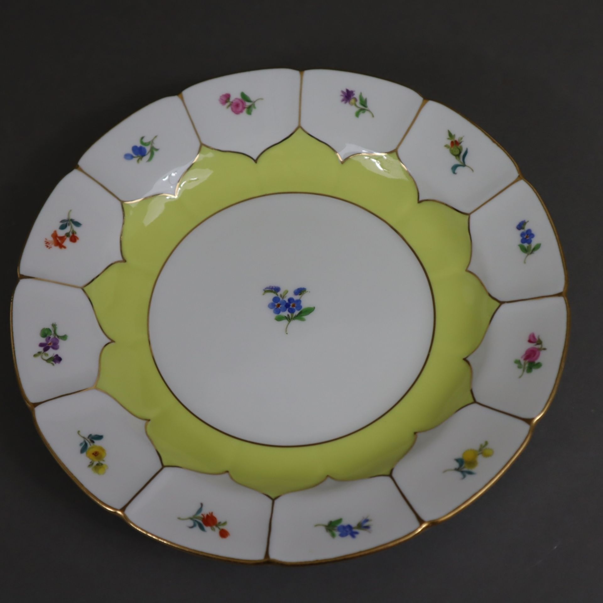 3tlg. Gedeck Meissen - B-Form, Streublumendekor, zitronengelber Teilfond, Goldstaffage, jeweils mit - Bild 4 aus 5