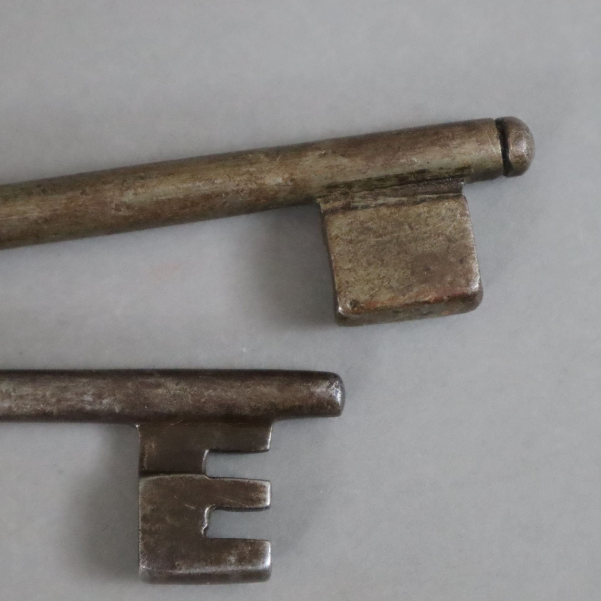 Konvolut von 9 Schlüsseln - 18./19. Jahrhundert, Eisen, unterschiedliche Ausformungen und Größen, A - Bild 2 aus 6