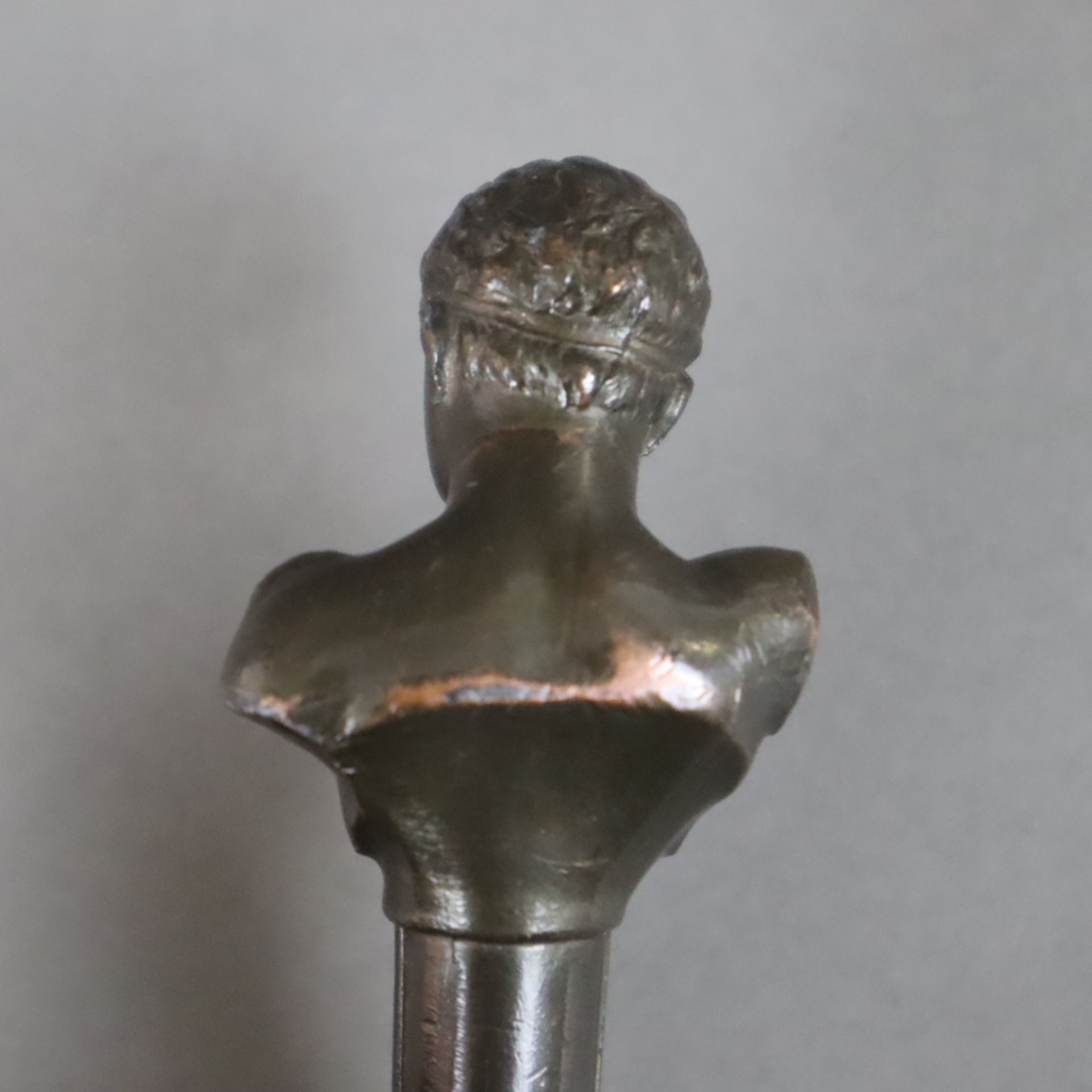 Figürliche Petschaft "Hermes" - Metallguss, bronziert, Hermes-Büste auf Säulensockel, im Boden Mono - Image 4 of 5