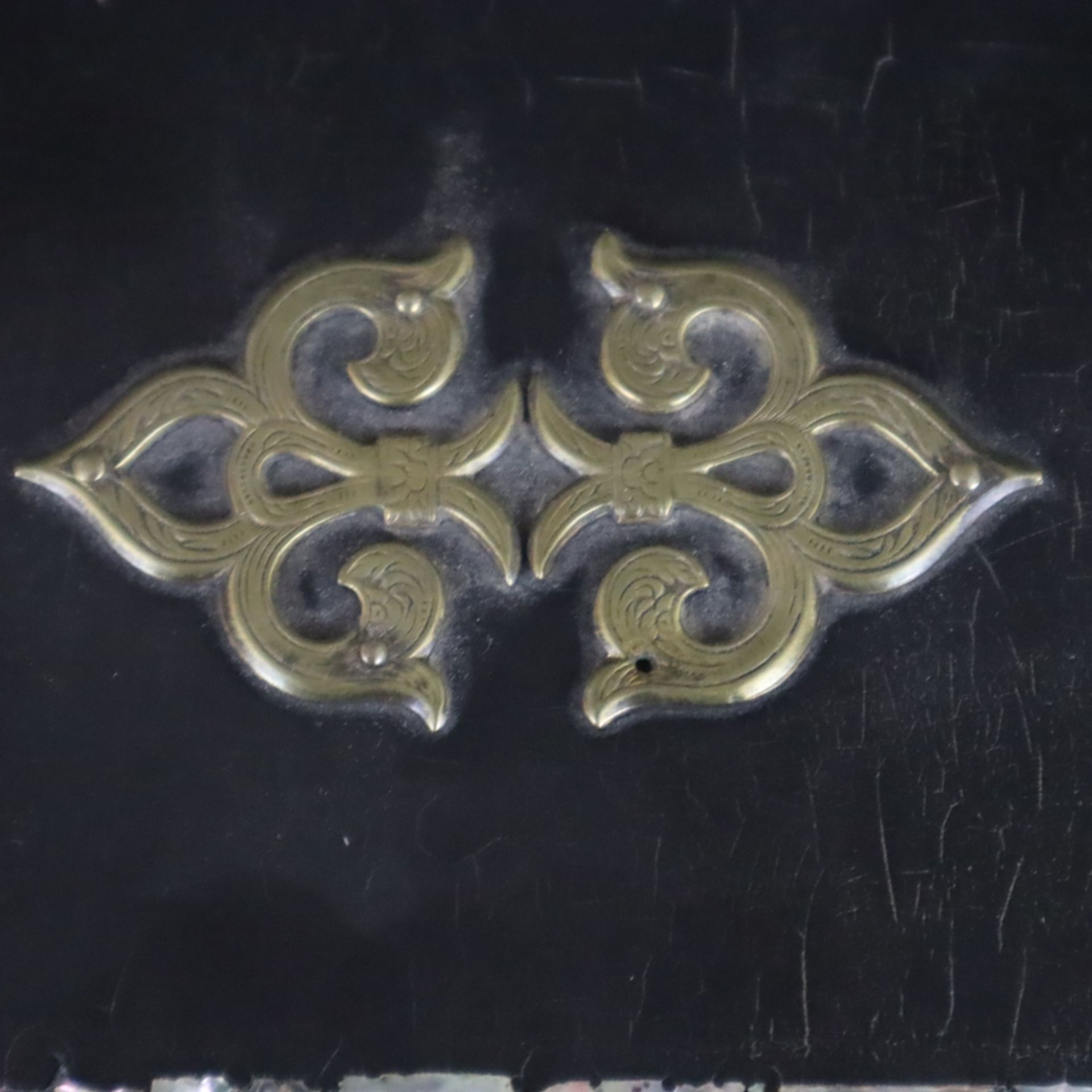 Teebox - England, 19.Jh., oktogonale Form auf vier gedrückten Kugelfüßen, Pappmaché, Schwarzlack, P - Image 3 of 10