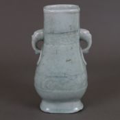 Hu-Vase - China, vom Hu-Typus mit vollrunden Fabeltier-Handhaben, monochrome, milchig- hellblaue Gl