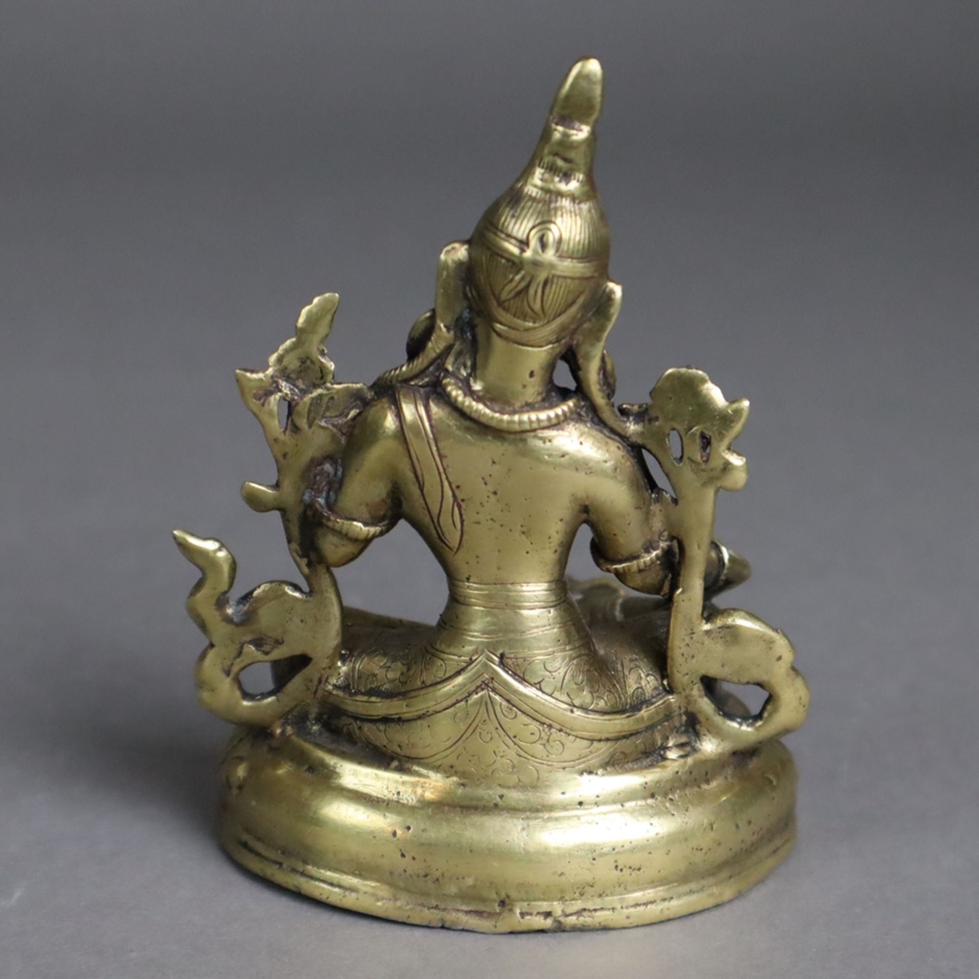 Shyama Tara/ Grüne Tara - Nepal/ Tibet, Ende 19.Jh., Gelbguss, auf einfachem Lotossockel ruhende Ta - Bild 2 aus 9