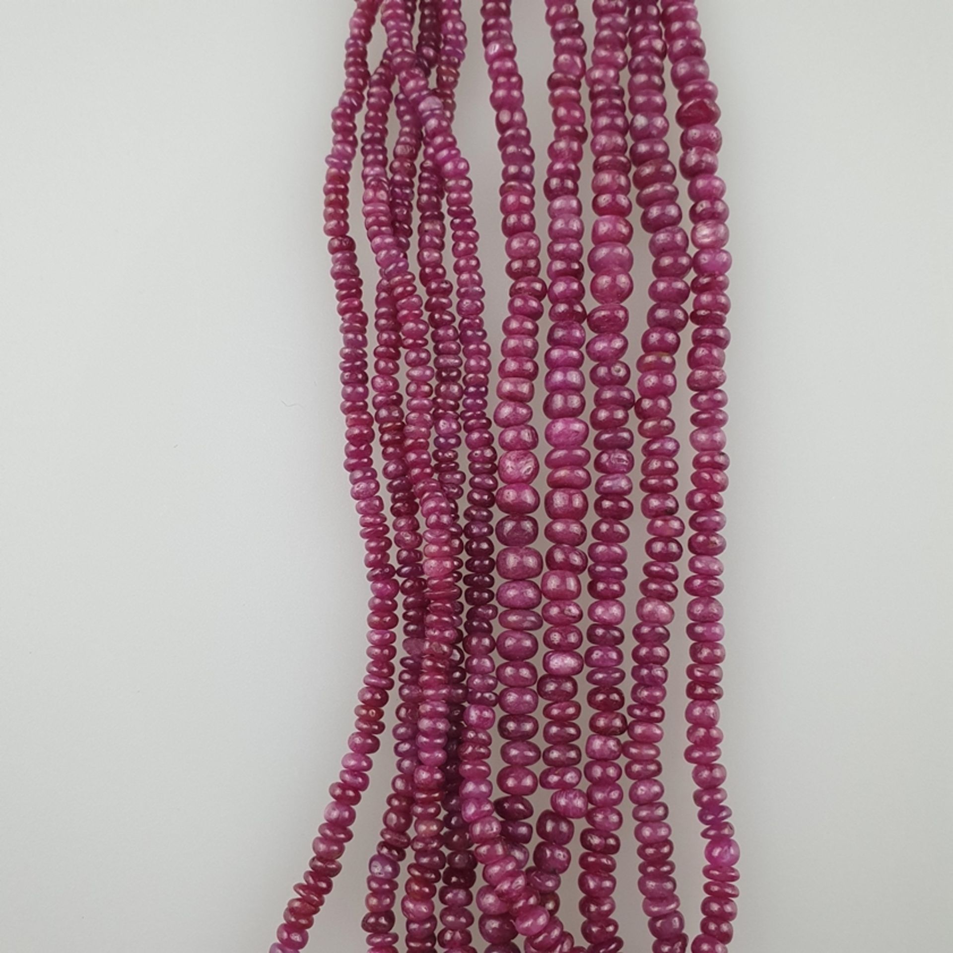 Fünfreihiges Rubin-Collier - Rubin-Rondelle, zusamme | 440cts Five row ruby gemstone necklace with - Bild 5 aus 5