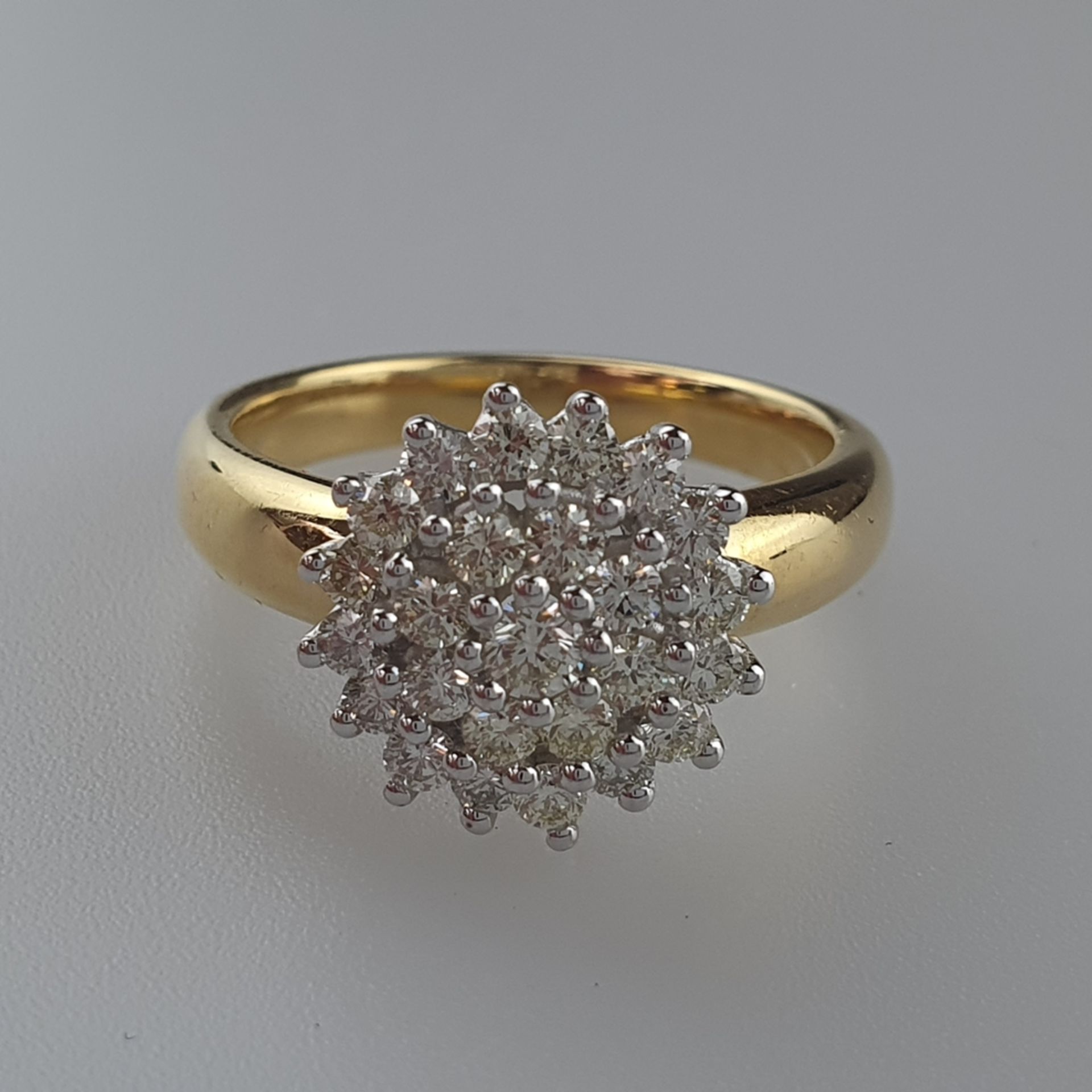 Elegant-klassischer Diamant-Rosettenring - Gelbgold/Weißgold 750/000, runder Ringkopf in mehreren E - Bild 2 aus 5