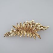 Vintage-Brosche- TRIFARI / USA, 1960er Jahre, vergoldetes Metall, in belaubter Zweigform besetzt mi