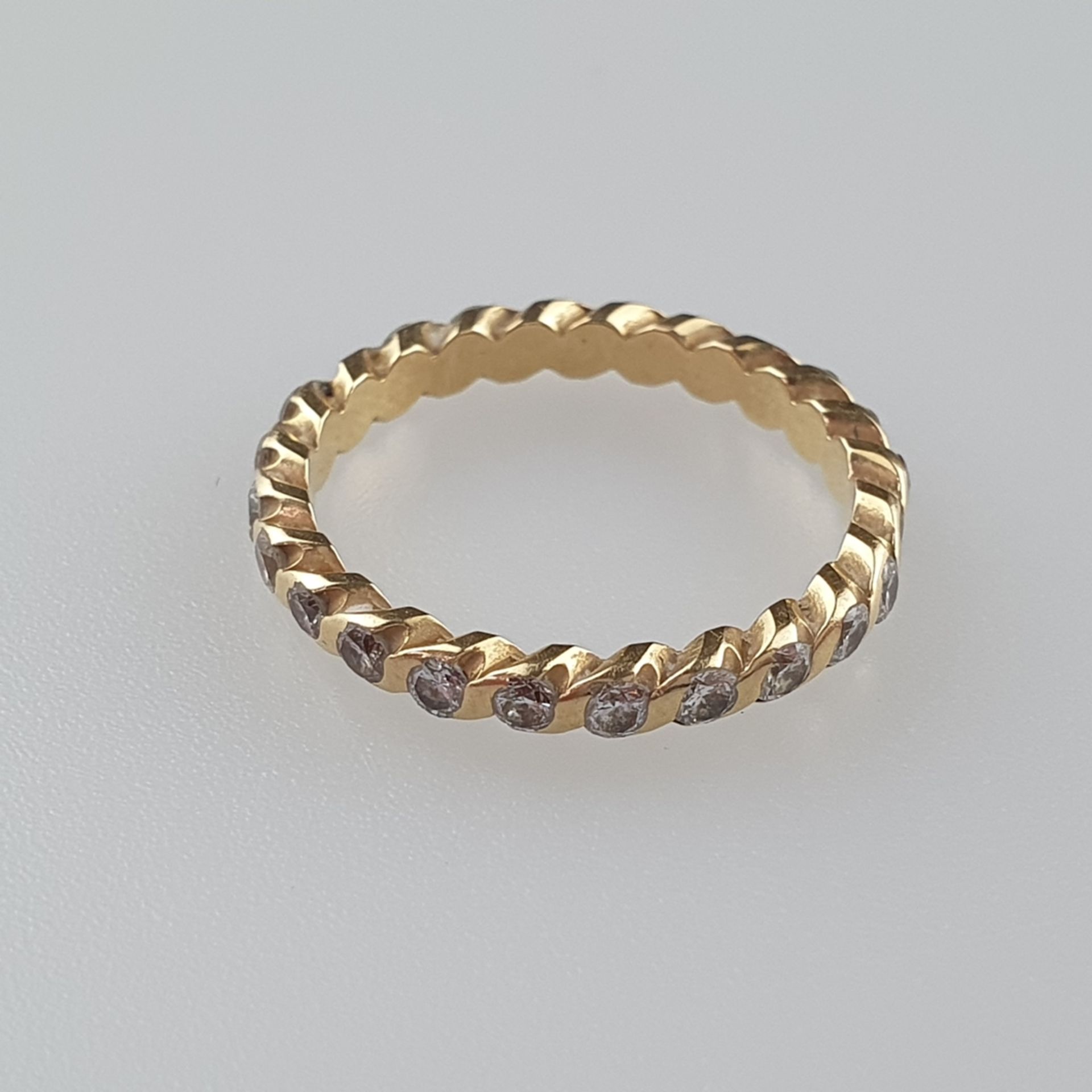 Filigraner Memory-Ring - Gelbgold 750/000, rundum mit 23 facettierten Kleindiamanten ausgefasst, 1