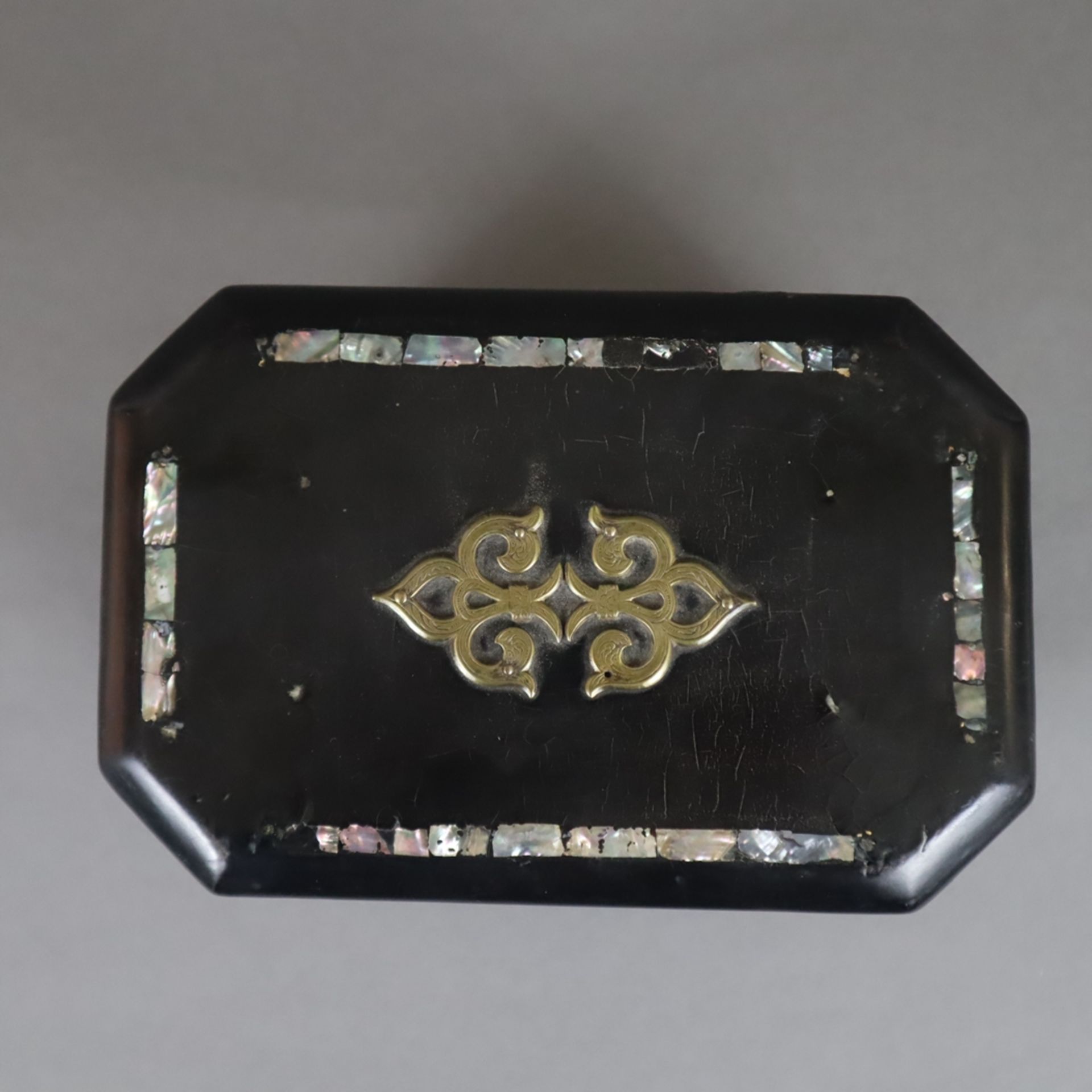Teebox - England, 19.Jh., oktogonale Form auf vier gedrückten Kugelfüßen, Pappmaché, Schwarzlack, P - Image 2 of 10