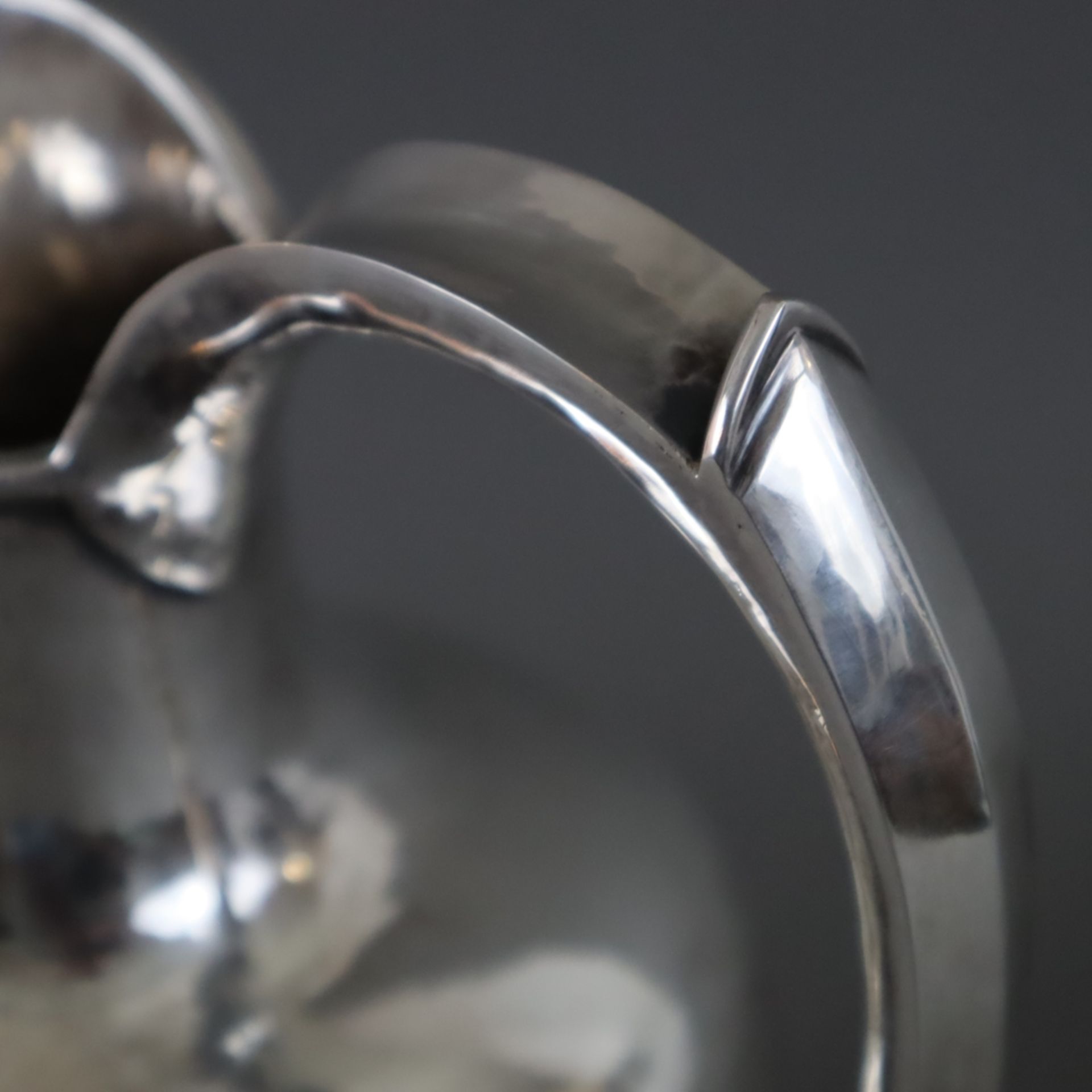 Silberkrug - Sterlingsilber, bauchiger Krug mit graviertem Traubendekor, Silberstempel „Halbmond/Kr - Bild 3 aus 5