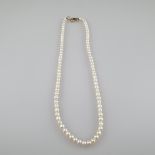 Perlenkette mit Goldverschluss - weiße Perlen im Verlauf, Dm. bis ca. 4mm, teils unregelmäßig rund
