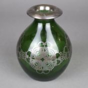 Vase mit Silberoverlay - Klarglas, grün unterfangen, Rand und Wandung umlaufend mit ornamentalen Si