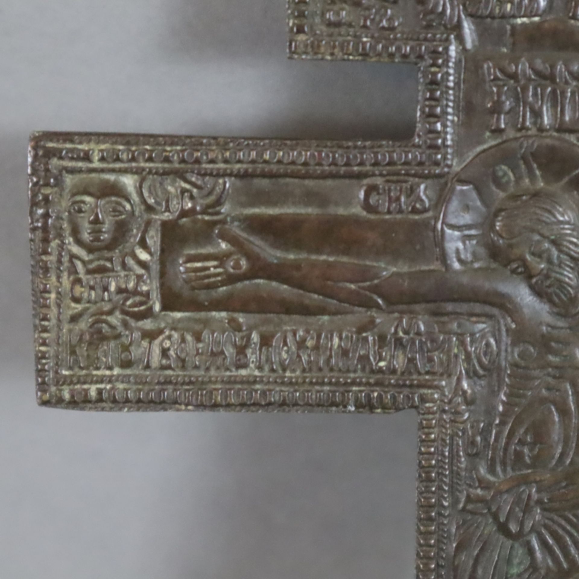 Segenskreuz - Russland, 19.Jh., Bronze, dunkel patiniert, reliefierte Darstellung Christi im Typus - Image 6 of 10