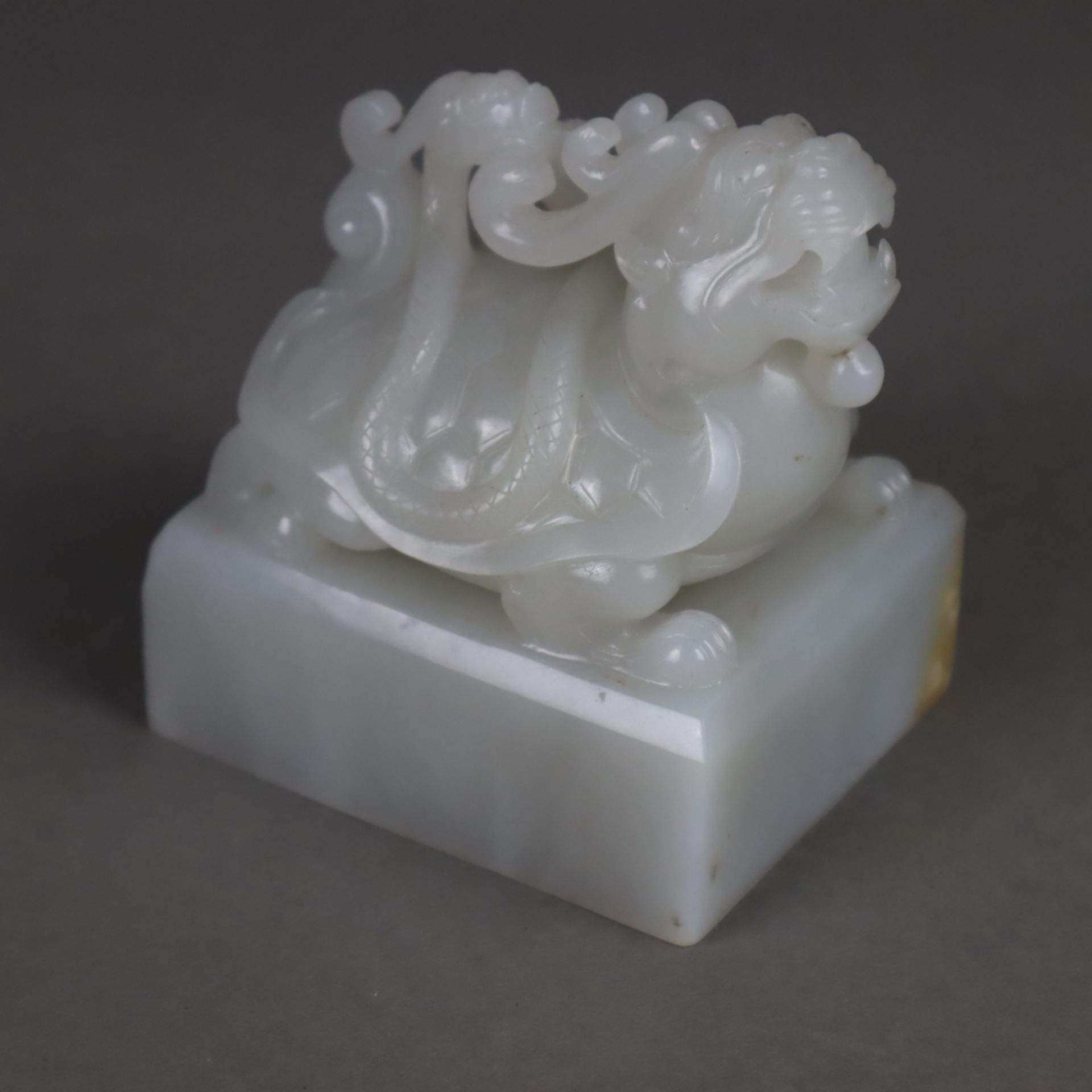 Jadesiegel - China 20.Jh., fein geschnitzte gräulich-weiße Jade (1 Ecke bräunlich verfärbt), Siegel - Image 2 of 9