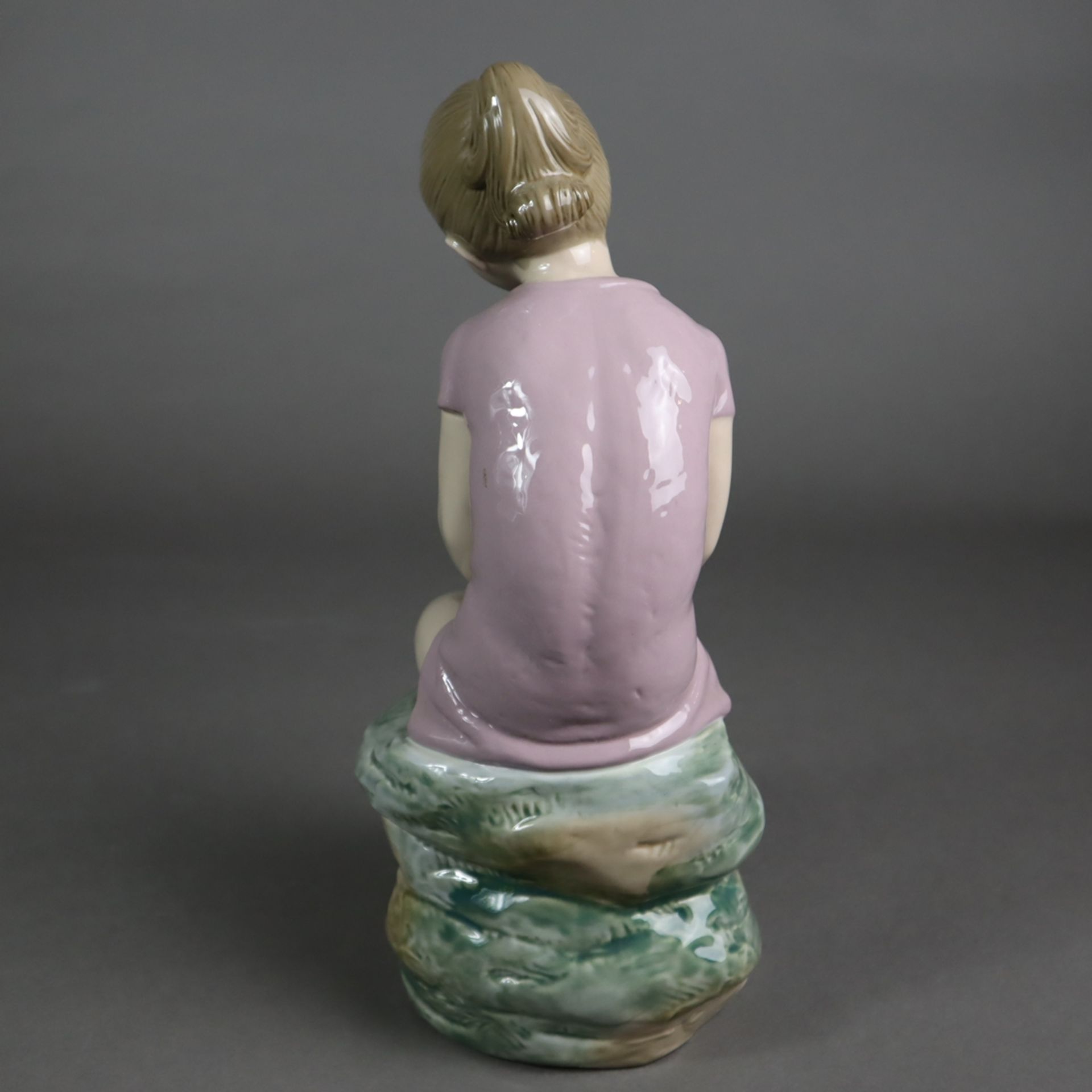 Porzellanfigur - Liebreizende Mädchenfigur, auf einem Steinquader sitzend, mit Rosenblüten in den H - Image 7 of 8