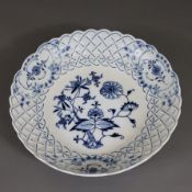 Schale- Meissen, Knaufzeit (1850-1924), blaues Zwiebelmuster, Porzellan, runde gemuldete Form mit g