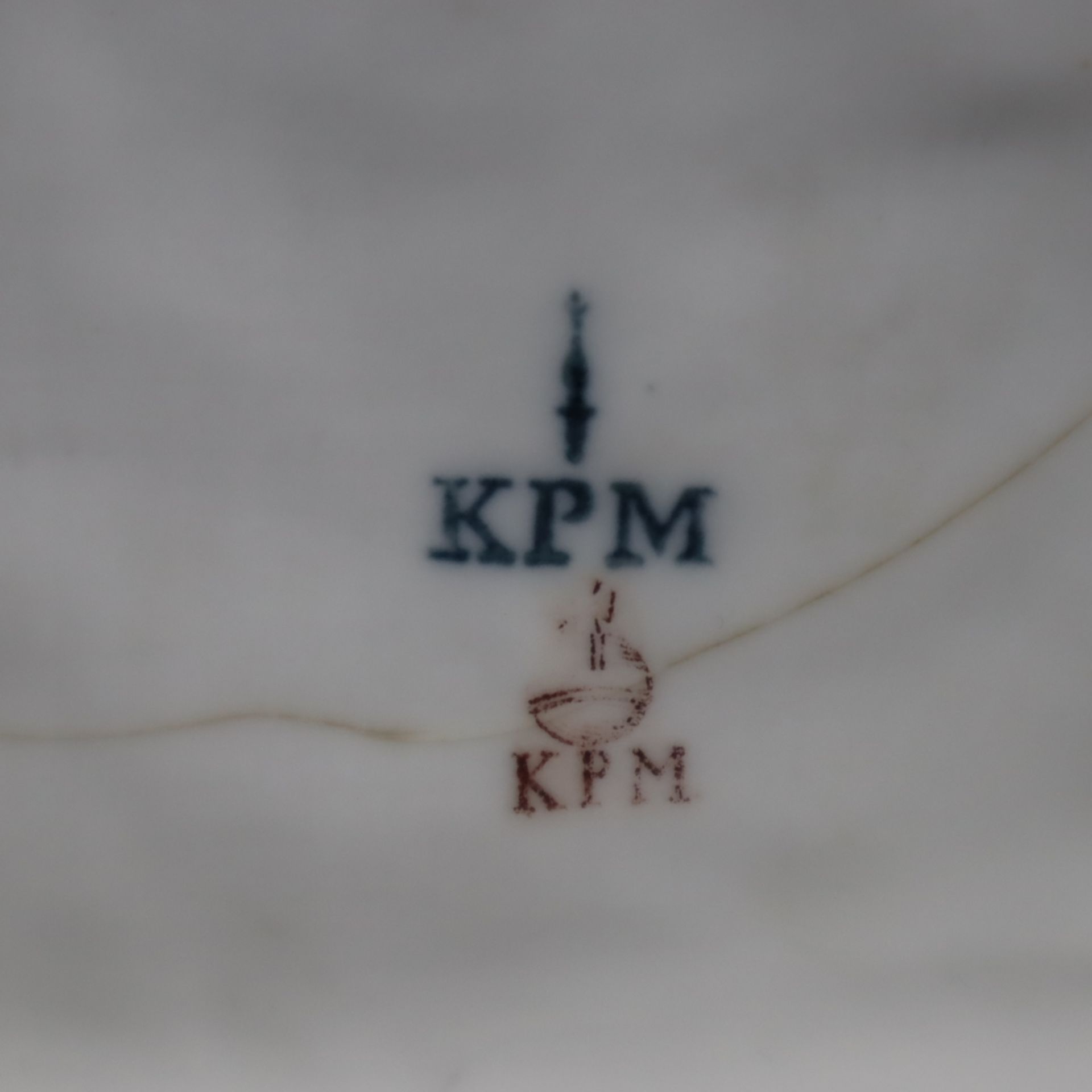 Sitzender Jäger - blaue Zeptermarke mit "KPM" und rote Reichsapfelmarke "KPM", 19.Jh., Porzellan, p - Image 13 of 13
