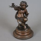 Figürliche Öllampe- 19.Jh., Metallguss, bronziert, auf Baumstumpfsockel sitzender Amor mit Pfeife,