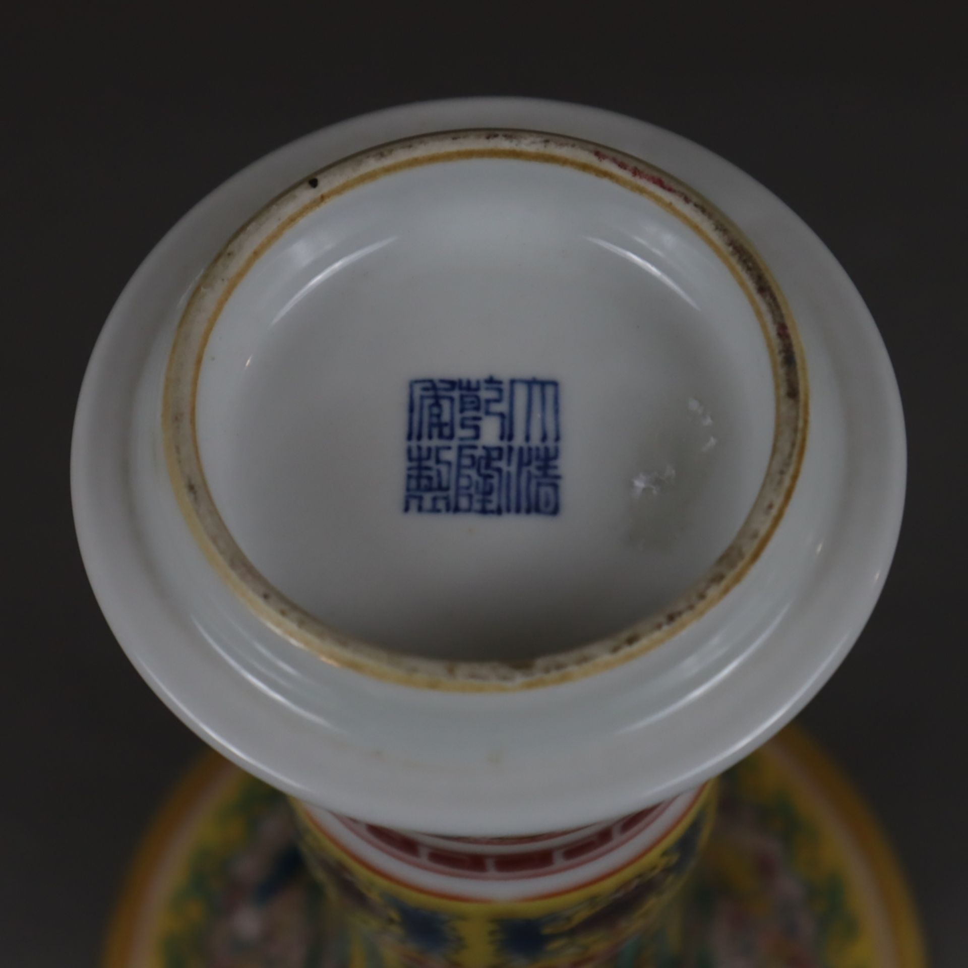 Vase - Porzellan, China 20.Jh., in traditioneller Gu-Form mit üppigem floralen Schmelzfarbendekor, - Bild 8 aus 8
