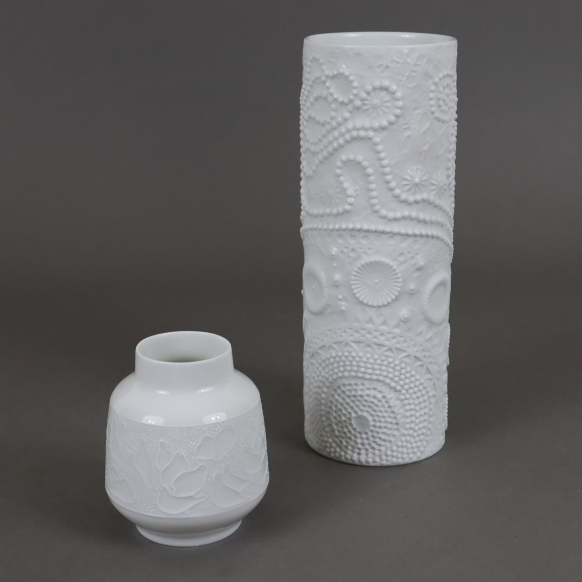 Zwei Vasen mit Struktur-Oberfläche - 1x Rosenthal, Studio-Line, Biskuitporzellan, zylindrische Form