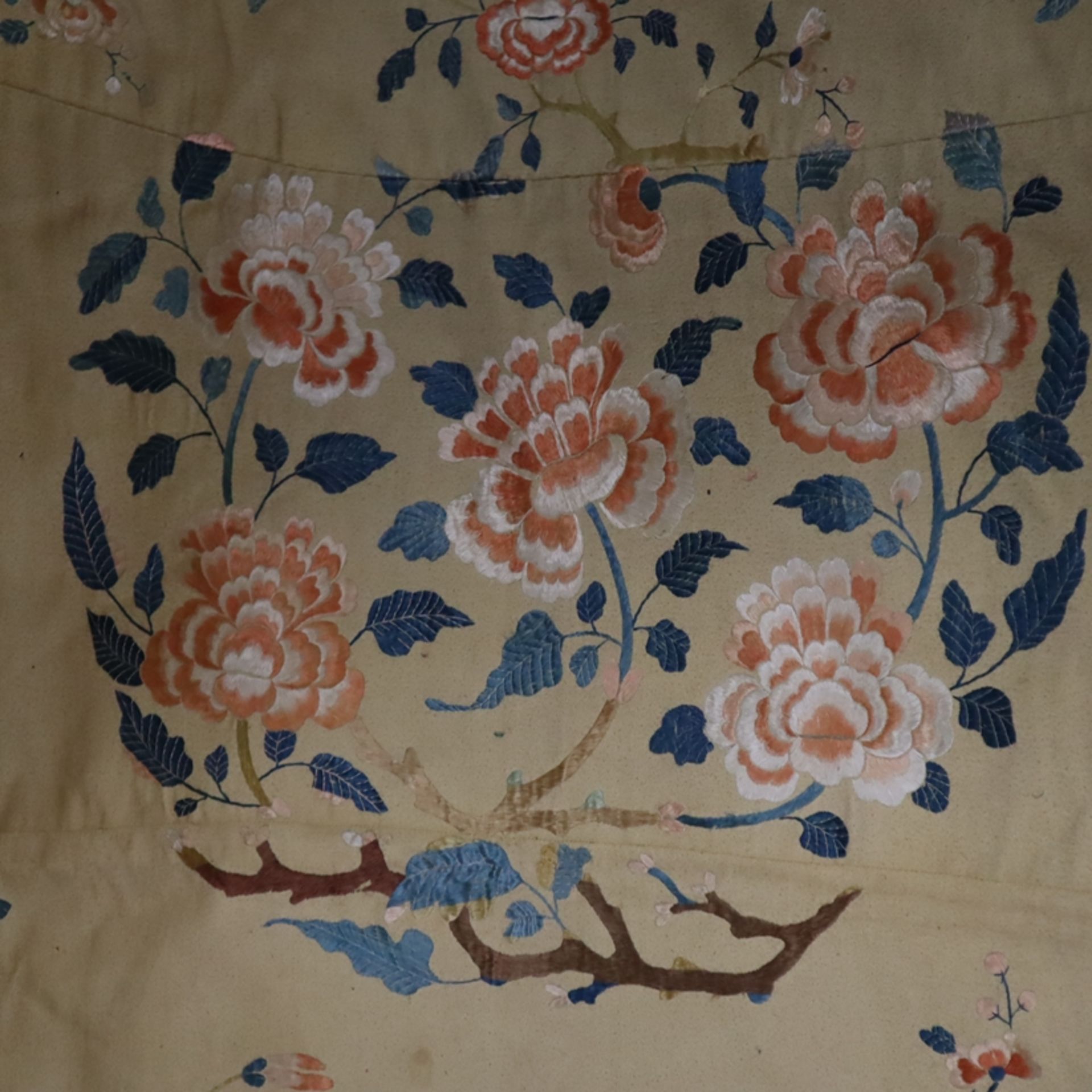 Bestickter Wandbehang - China, teils ausgehende Qing-Dynastie, sehr großes Textil bestickt mit blüh - Bild 6 aus 15