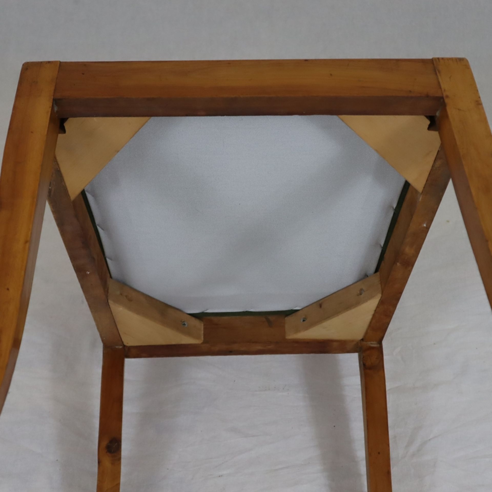 Biedermeier-Stuhl - deutsch, 19.Jh., Kirschbaum, trapezförmige Sitzfläche gepolstert über leicht ge - Image 9 of 9