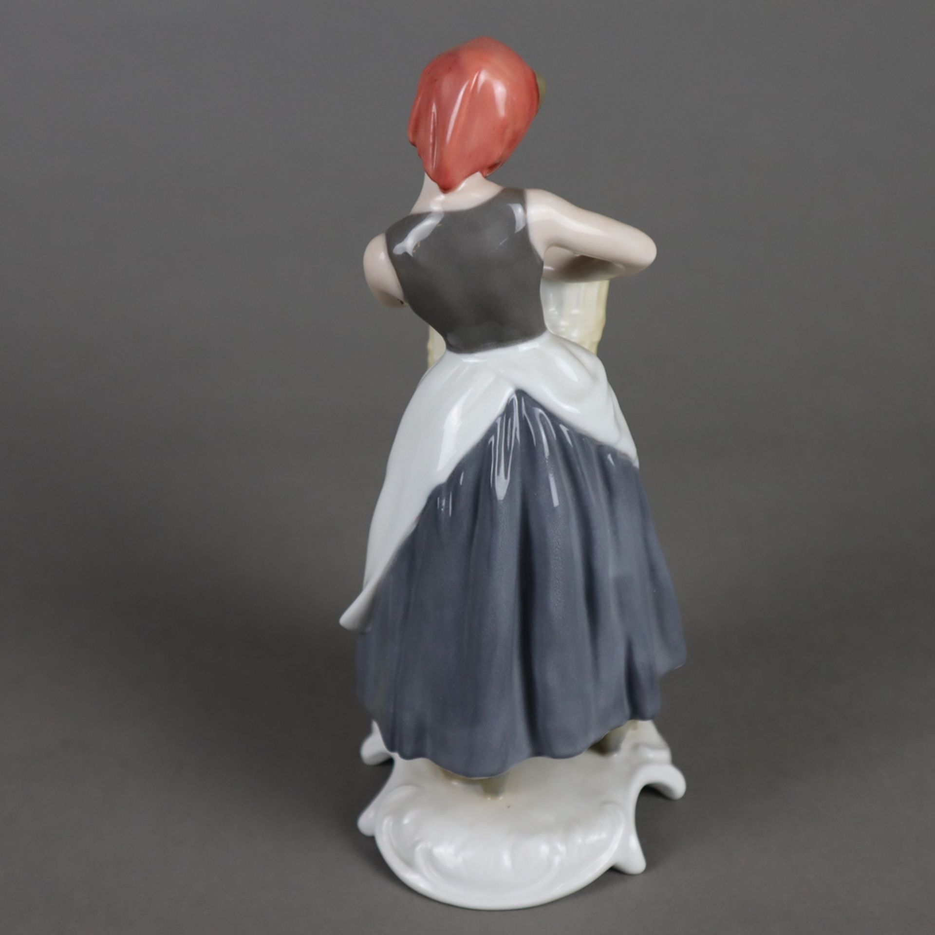 Porzellanfigur "Korbflechterin" - Goebel, Modell-Nr.16 053 aus der Handwerker-Serie, Porzellan, pol - Image 3 of 8