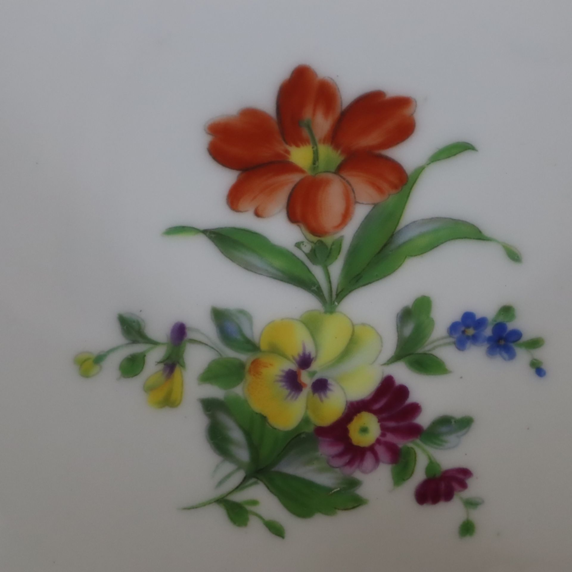 Zwei Gebäckschalen - Bing&Grondahl, Kopenhagen, um 1950, "Sächsische Blume", Porzellan, polychromer - Image 3 of 8