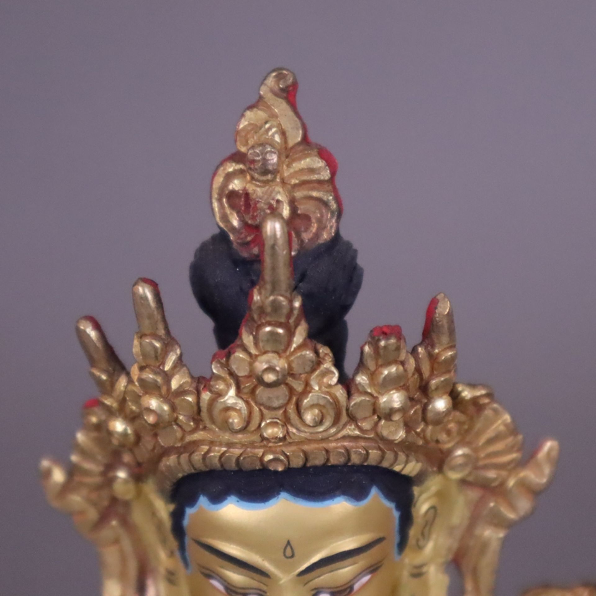 Tara Tronyer Chendze (skt. Bhṛkuti) - Nepal/Tibet, Kupferlegierung vergoldet, kultisch bemalt, in L - Bild 4 aus 8